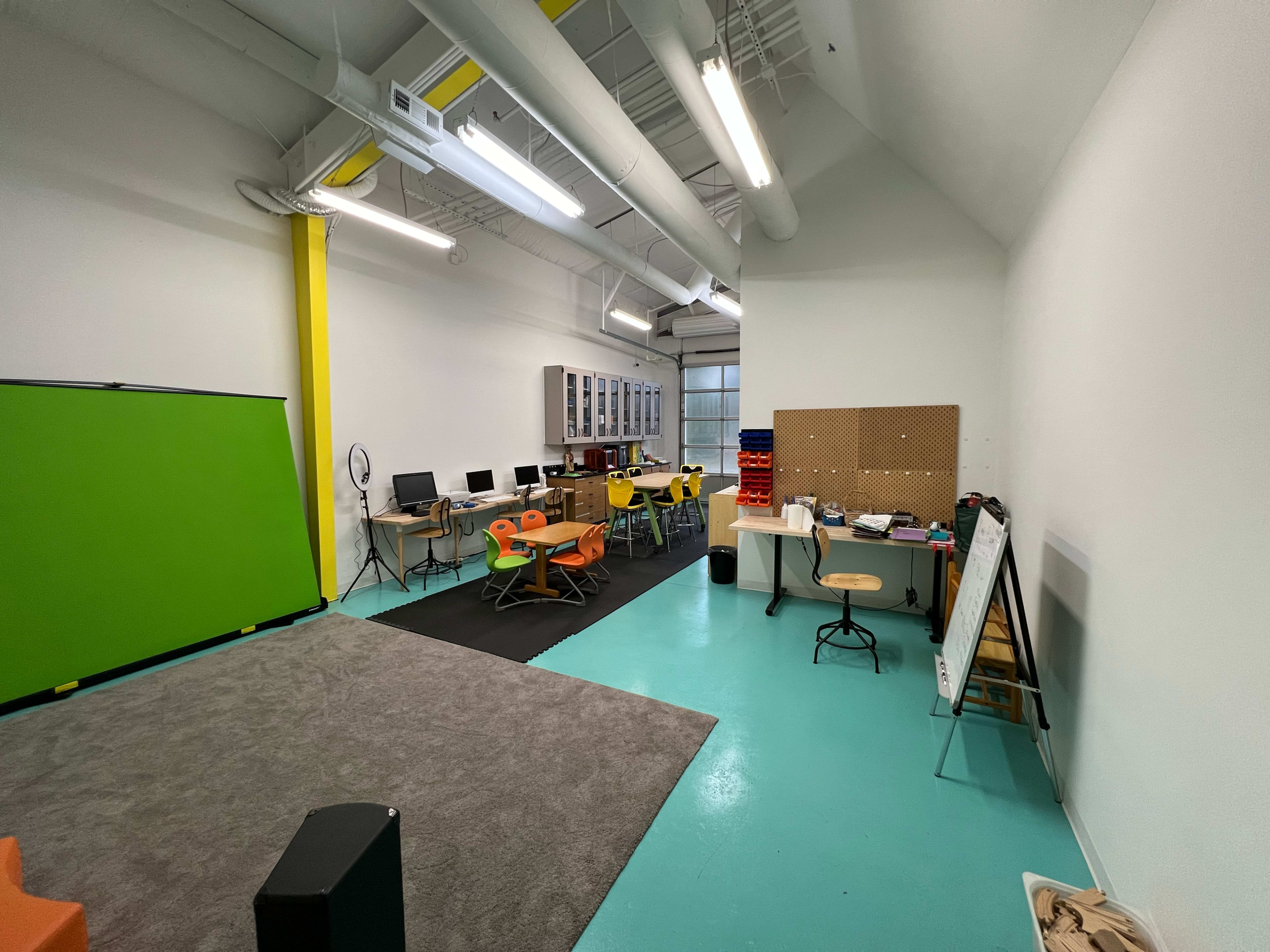 Creative Studio and Workshop Space with Green Screen and Workstations Image in Smyrna, Smyrna, GA
