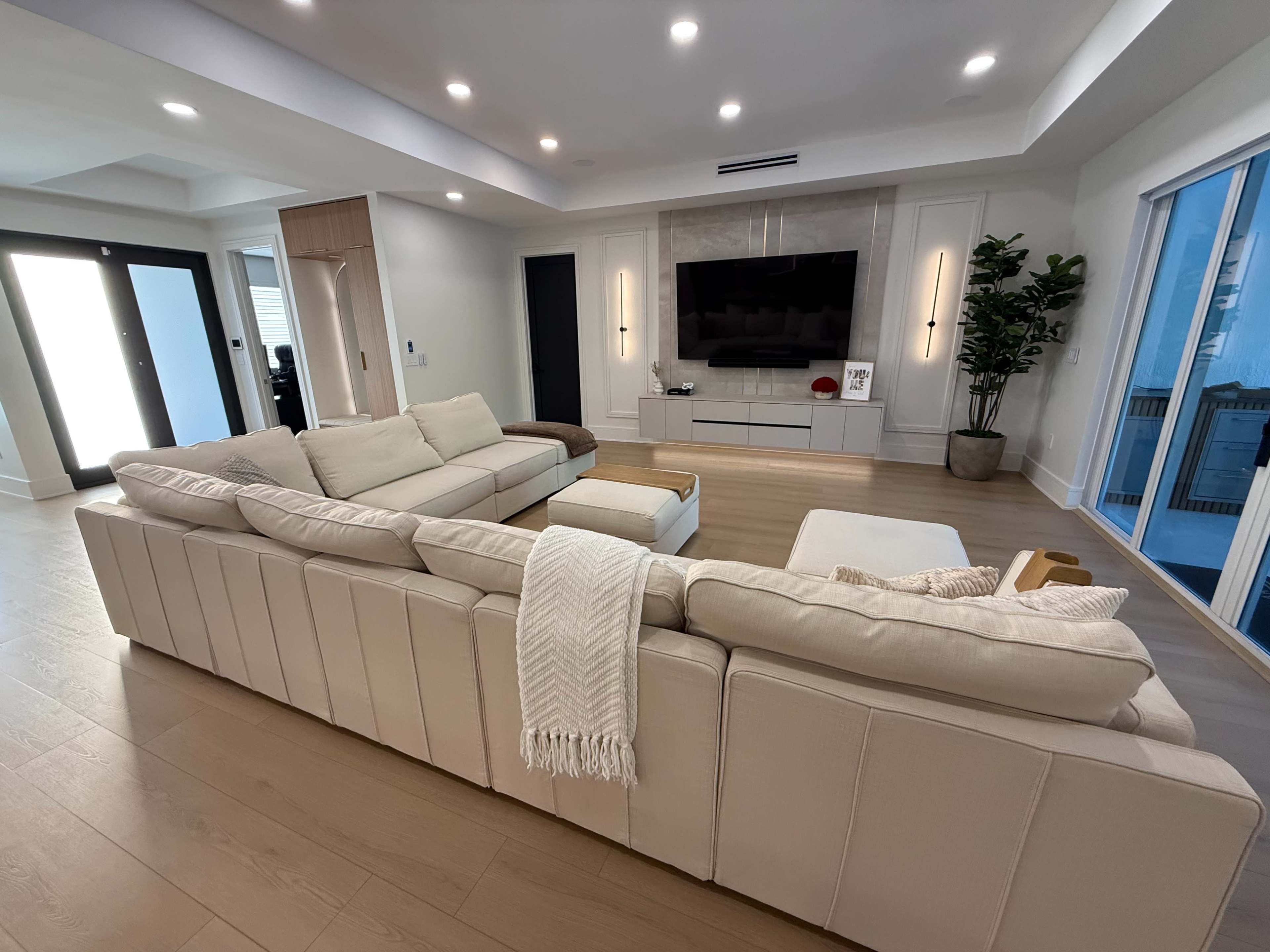 Modern Farmhouse with Minimalist Design – Ideal for Photo, Video & Content Productions Image in , Miami, FL