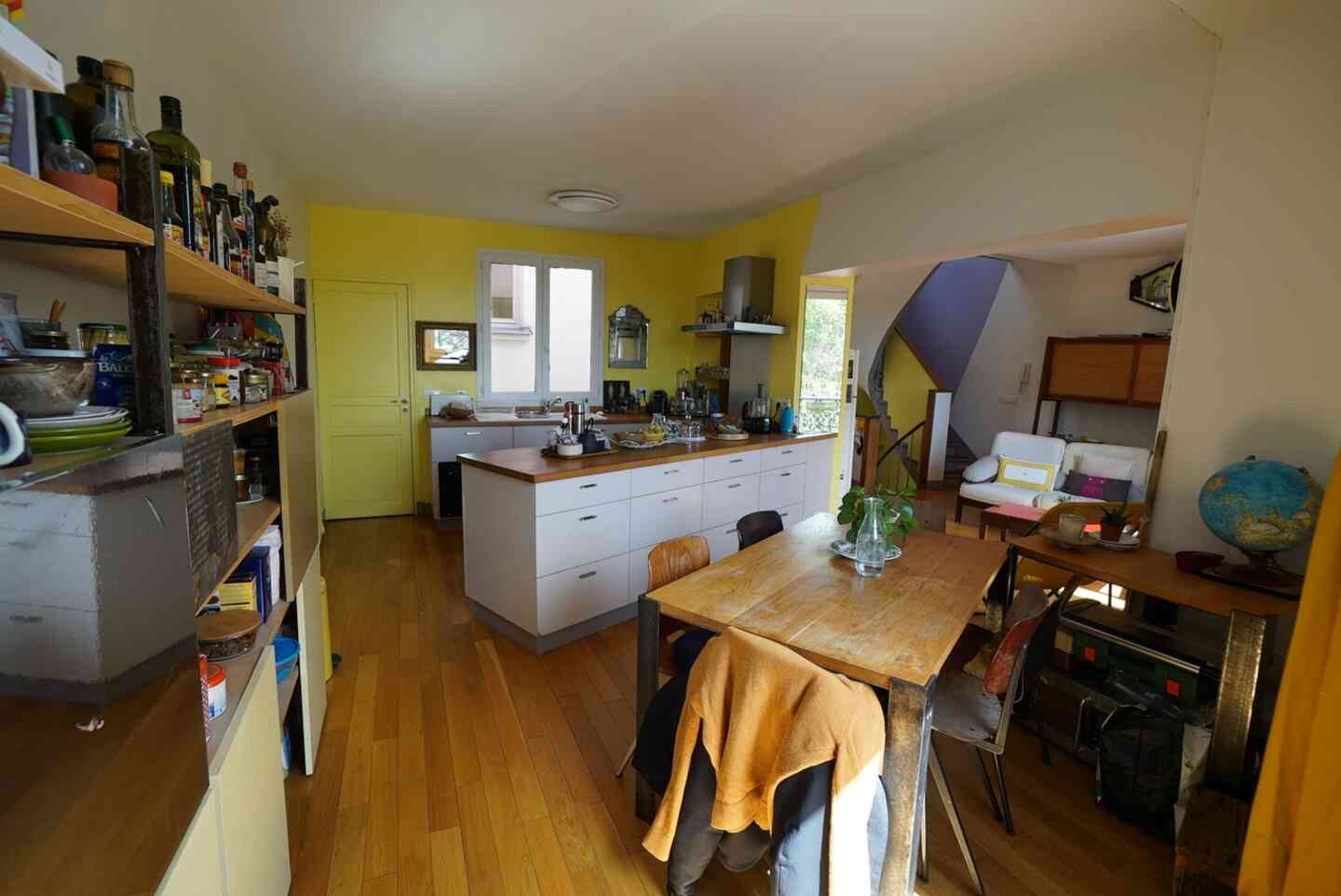maison joyeuse, comfy, vue sur tout Paris, 5 pièces sur 3 niveaux Image in Belleville, Paris