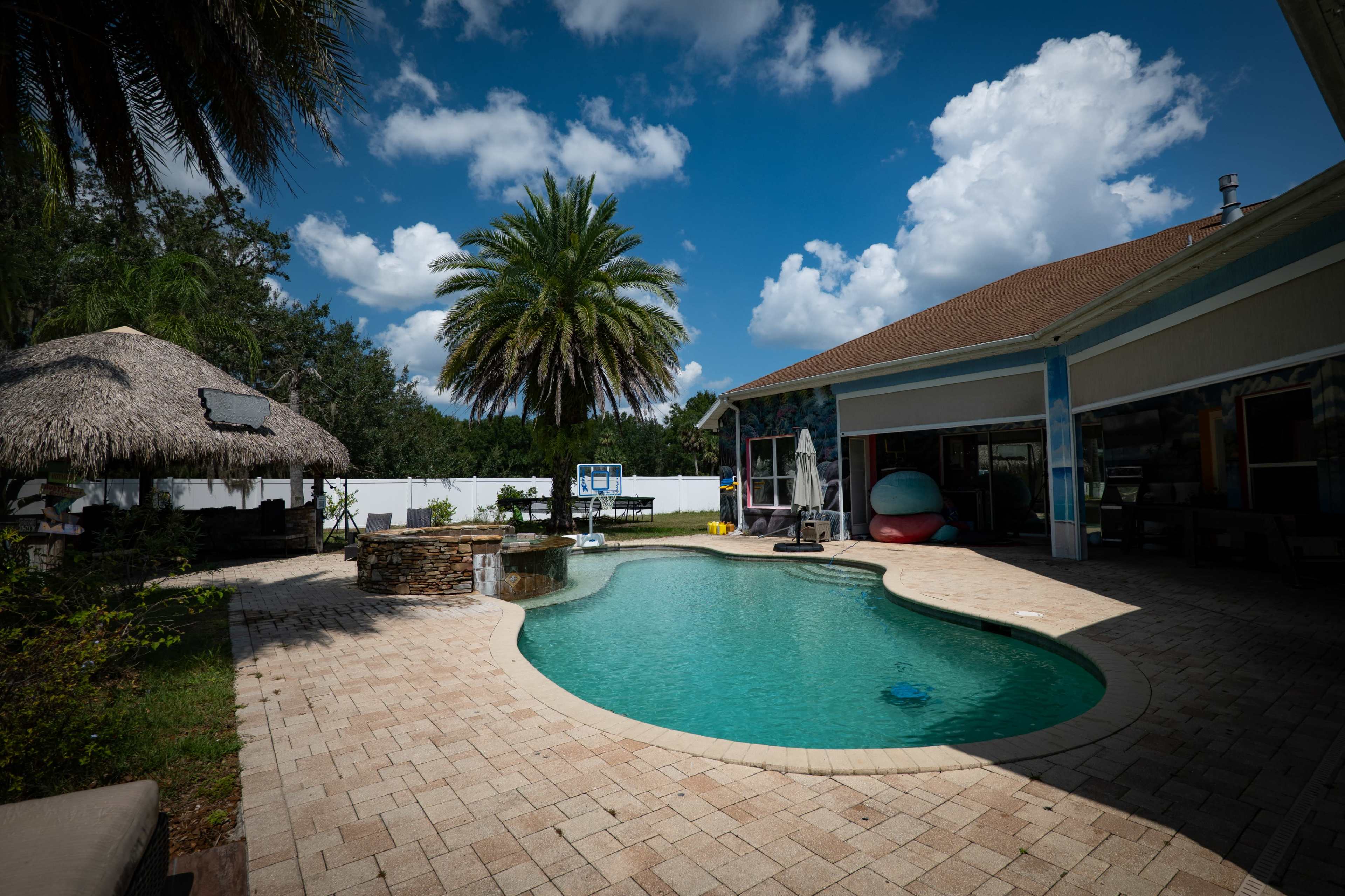Suburban House with multiple studios and pool. Image in , Leesburg, FL