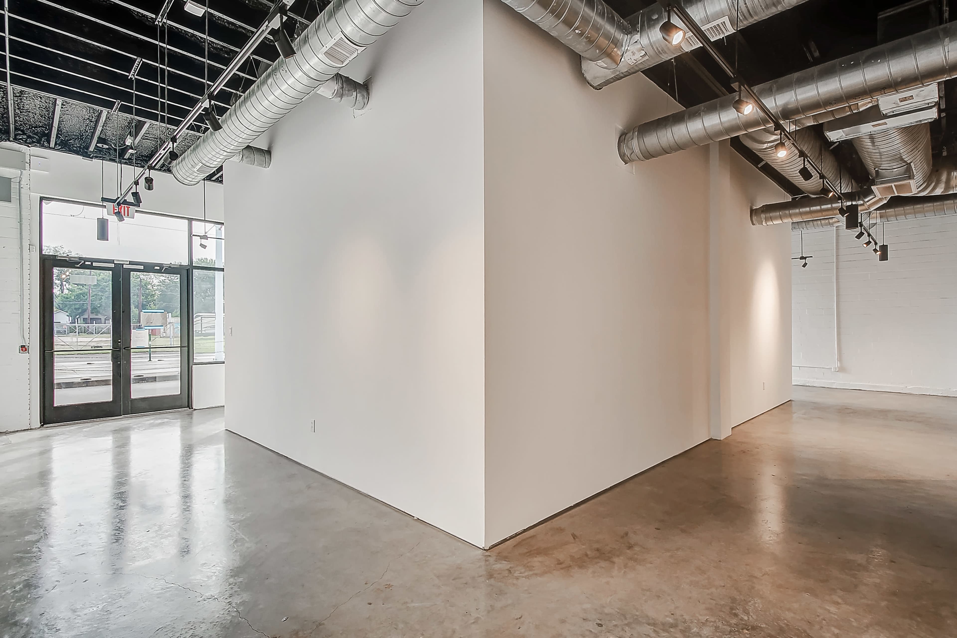 Chic All-White Blank Canvas Venue w/ Free Parking & In-House Decor | 1 Min from Downtown” Image in Northside Village, Houston, TX