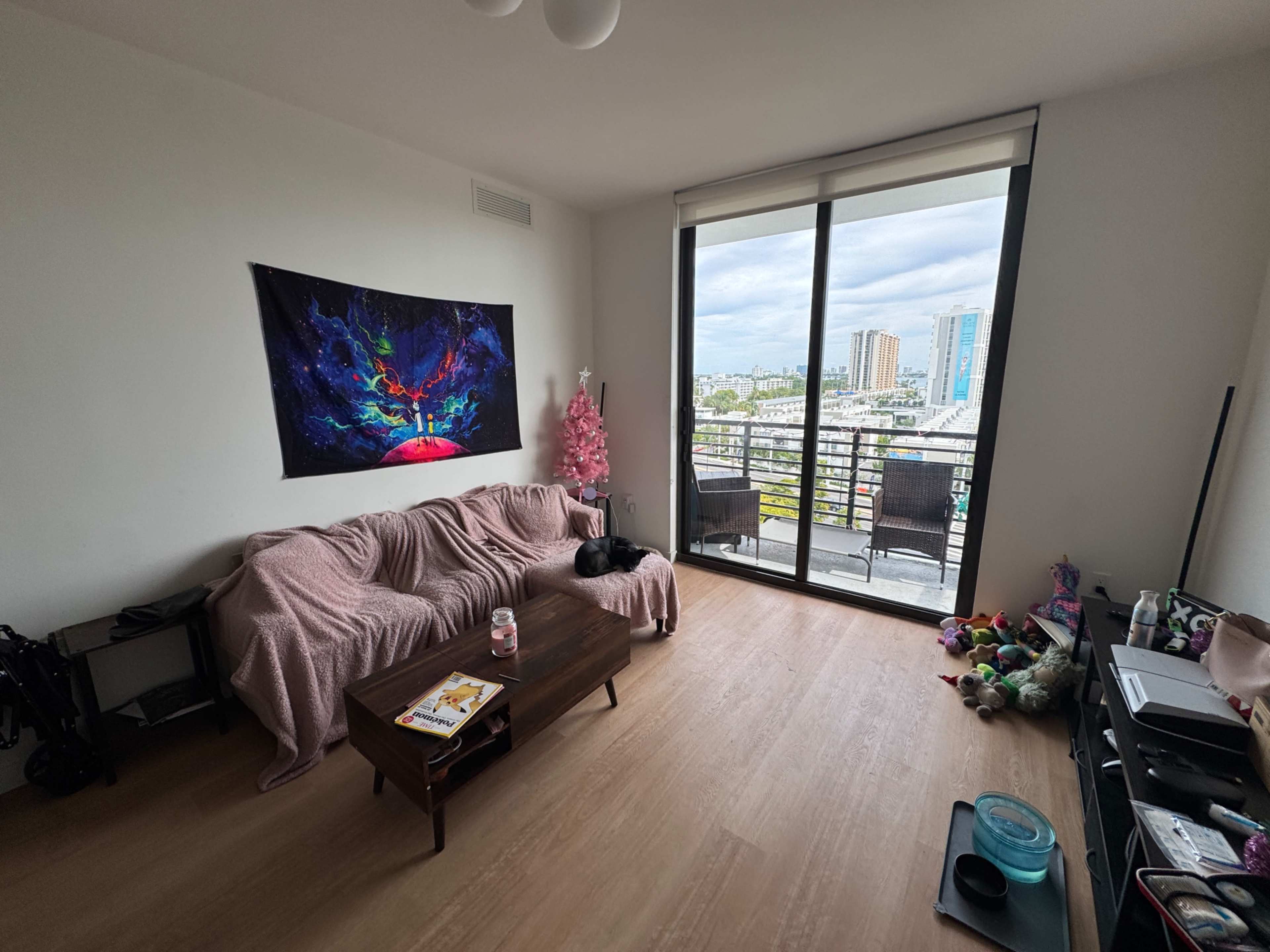 Kitchen, Living room & Studio space for shoots/video/podcasting. Green screen, White Screen, Black Screen, Blue Screen. Editing and services can be included but are a extra charge, lighting equipment, mixer & mics Image in , Miami, FL