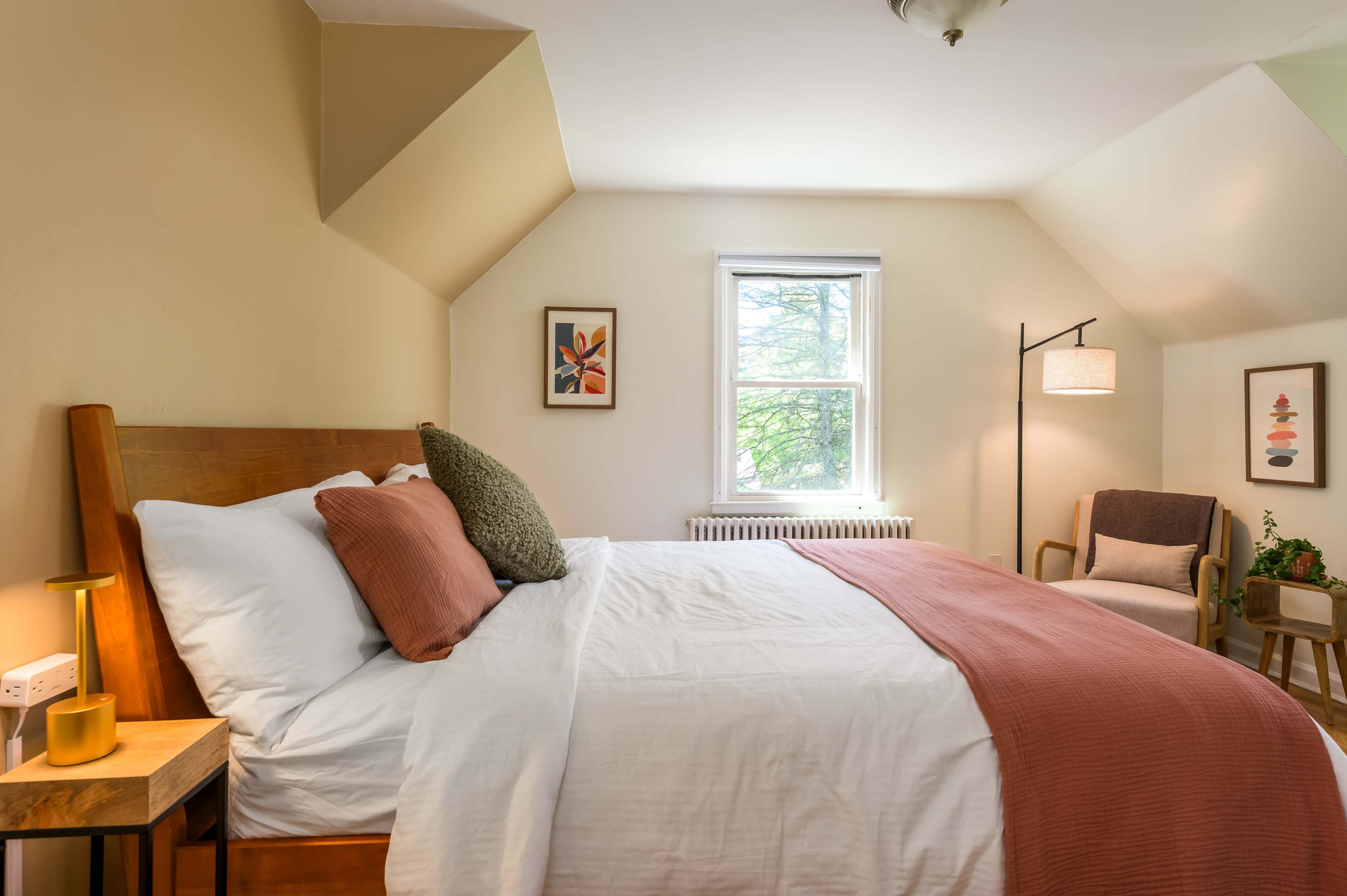 Quaint Cottage Near Town | Pet Friendly | Great for Retreats + Productions Image in New Paltz, New Paltz, NY