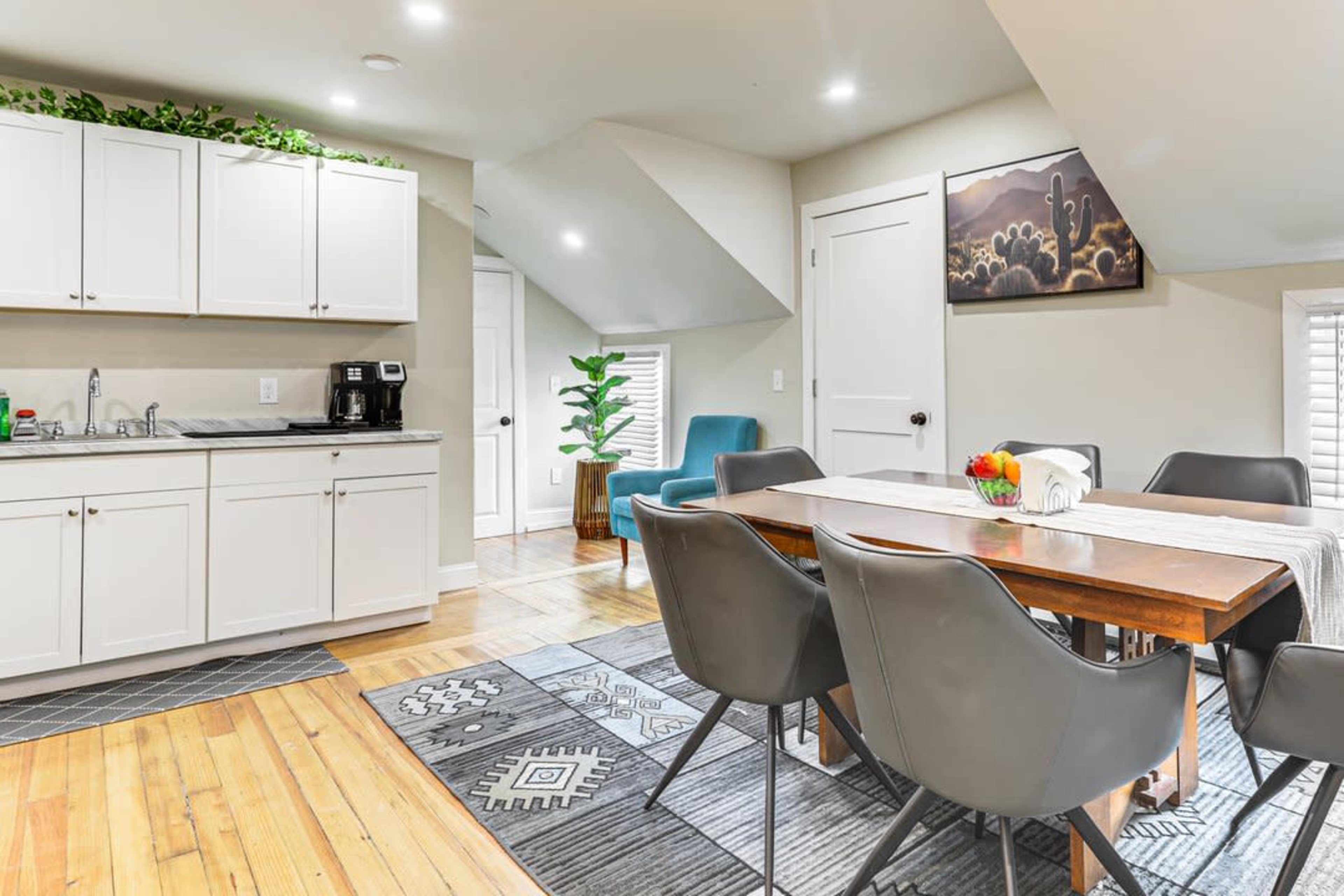 Luxurious 2 - Bedroom Retreat. Image in East Providence, East Providence, RI