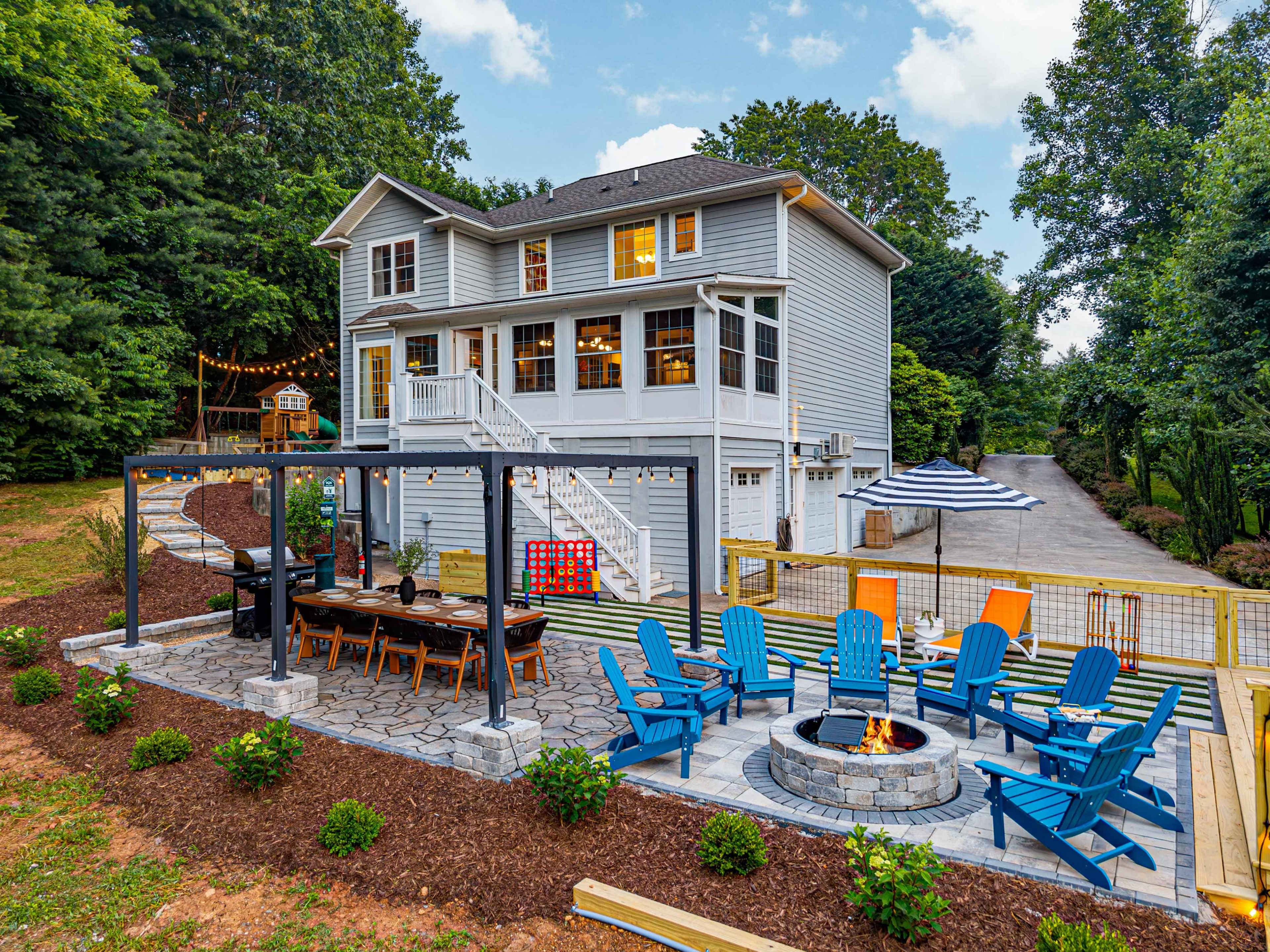 Professionally Designed Large 6 Bedroom Home with Fenced Yard Image in , Asheville, NC