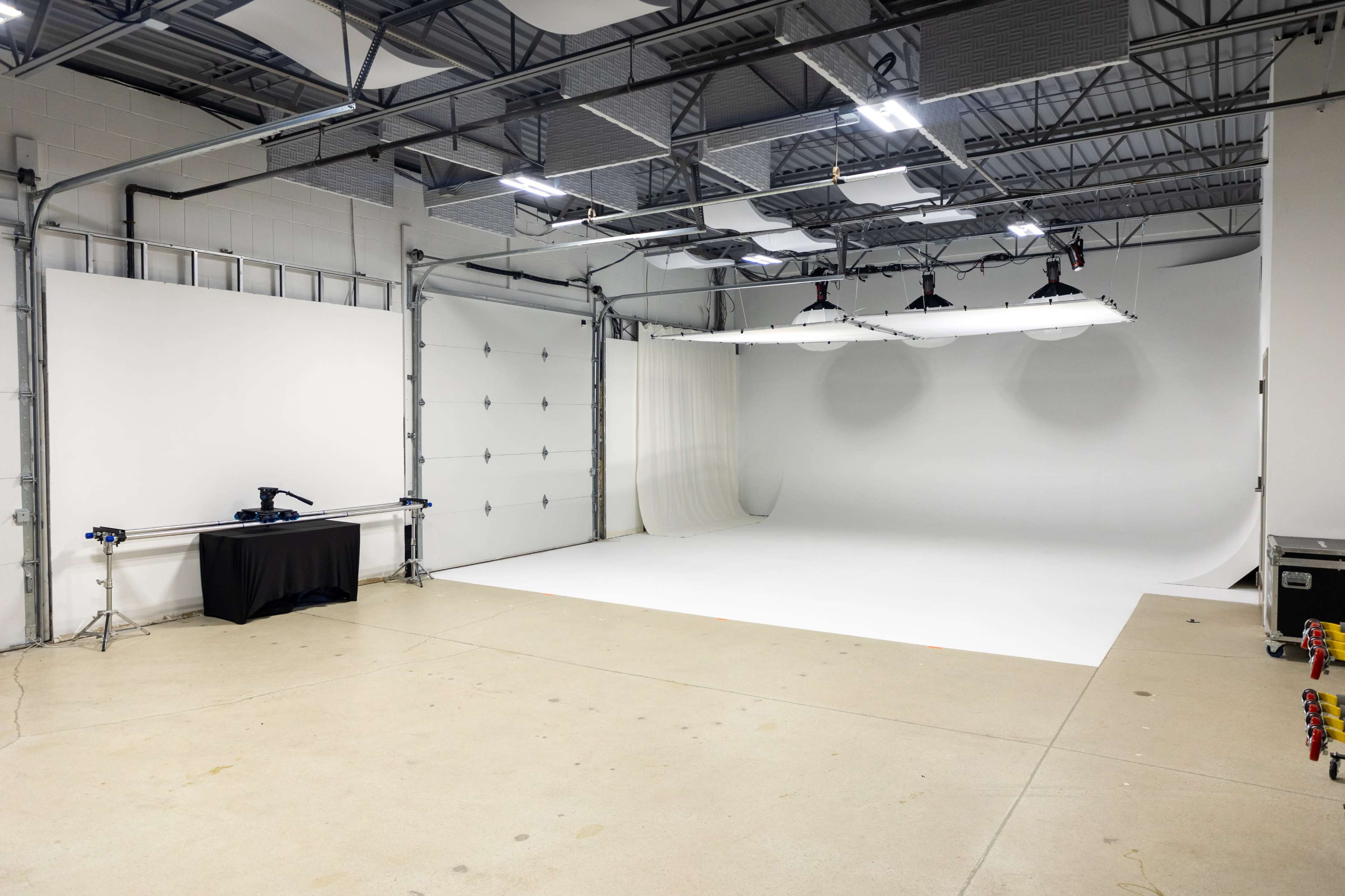 Centrally Located Production Studio with White Cyclorama Image in Park 100, Indianapolis, IN