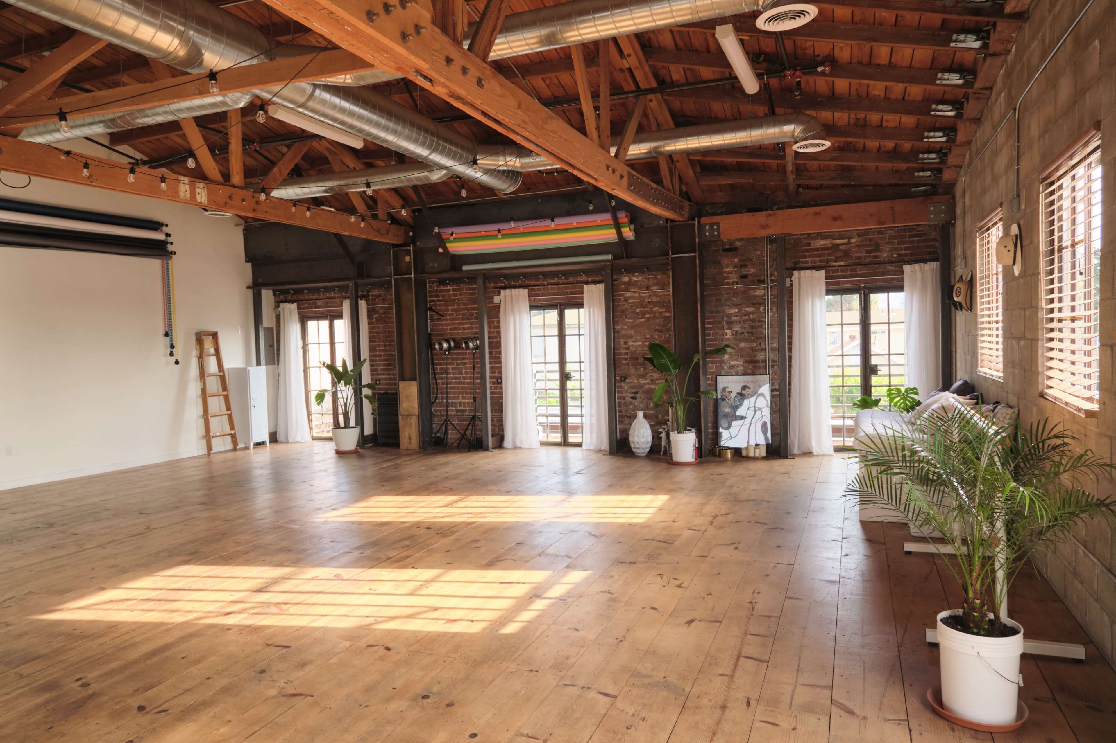 "Charming Open-Concept Loft with Warm Light and Endless Character". Perfect for Creative Days and Special Moments" Image in South Los Angeles, Los Angeles, CA