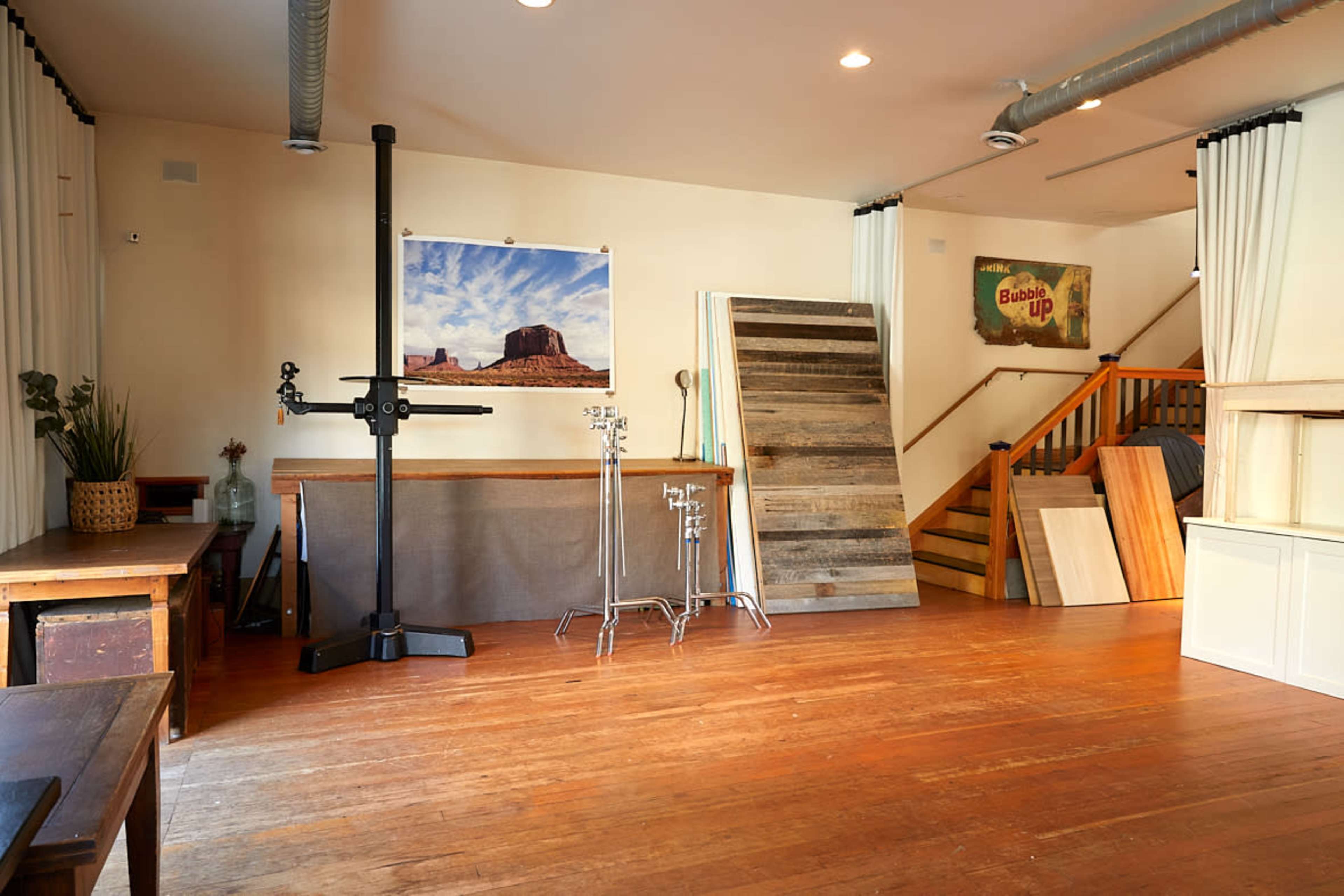 West Seattle Rustic Daylight Photo Studio With Full Kitchen Image in North Delridge, Seattle, WA