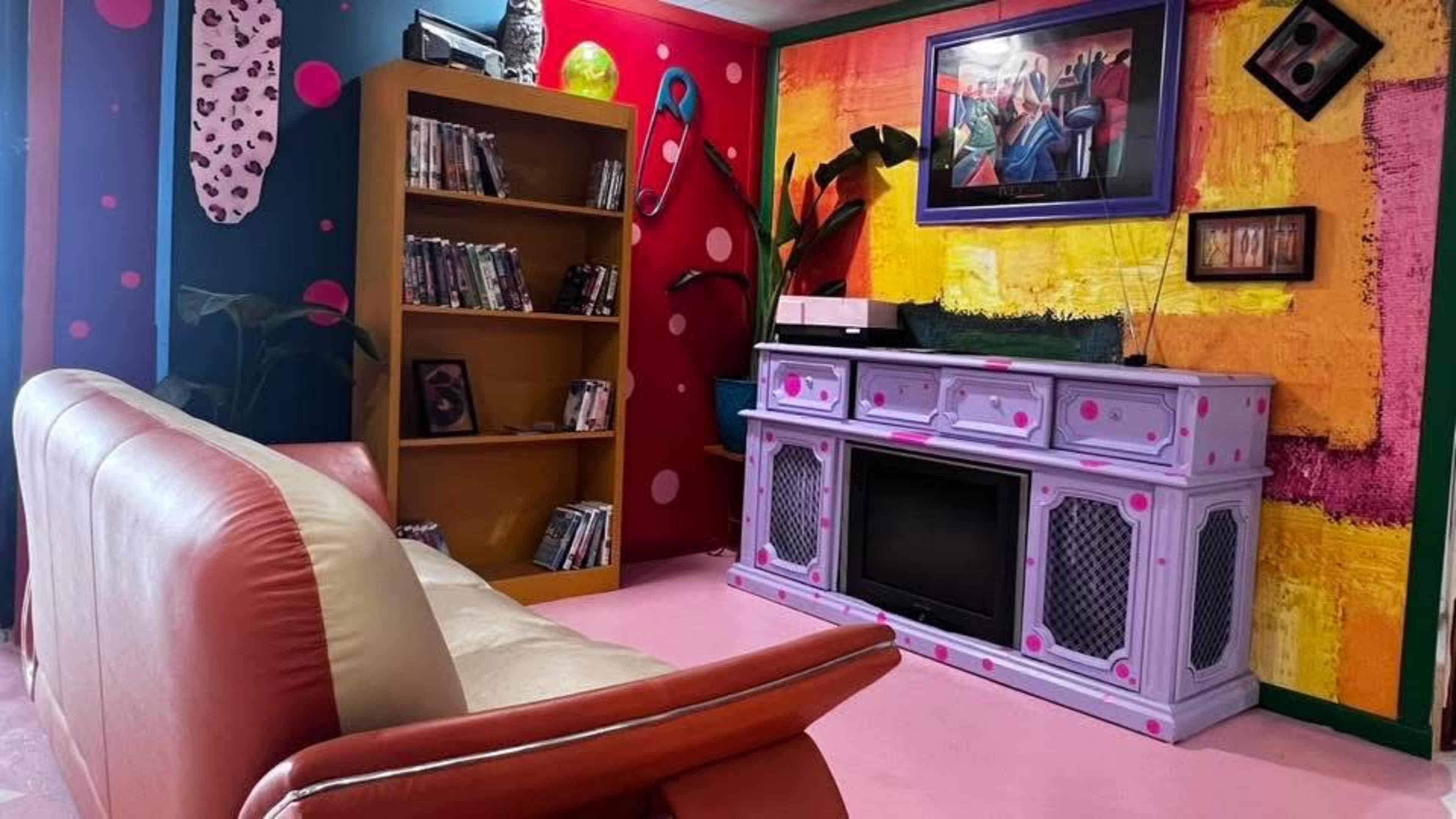 Colorful 80s/90s Retro Living Room Set w/ Vintage TV, Record Player & VHS Wall Image in Highland Hills, Mesquite, TX
