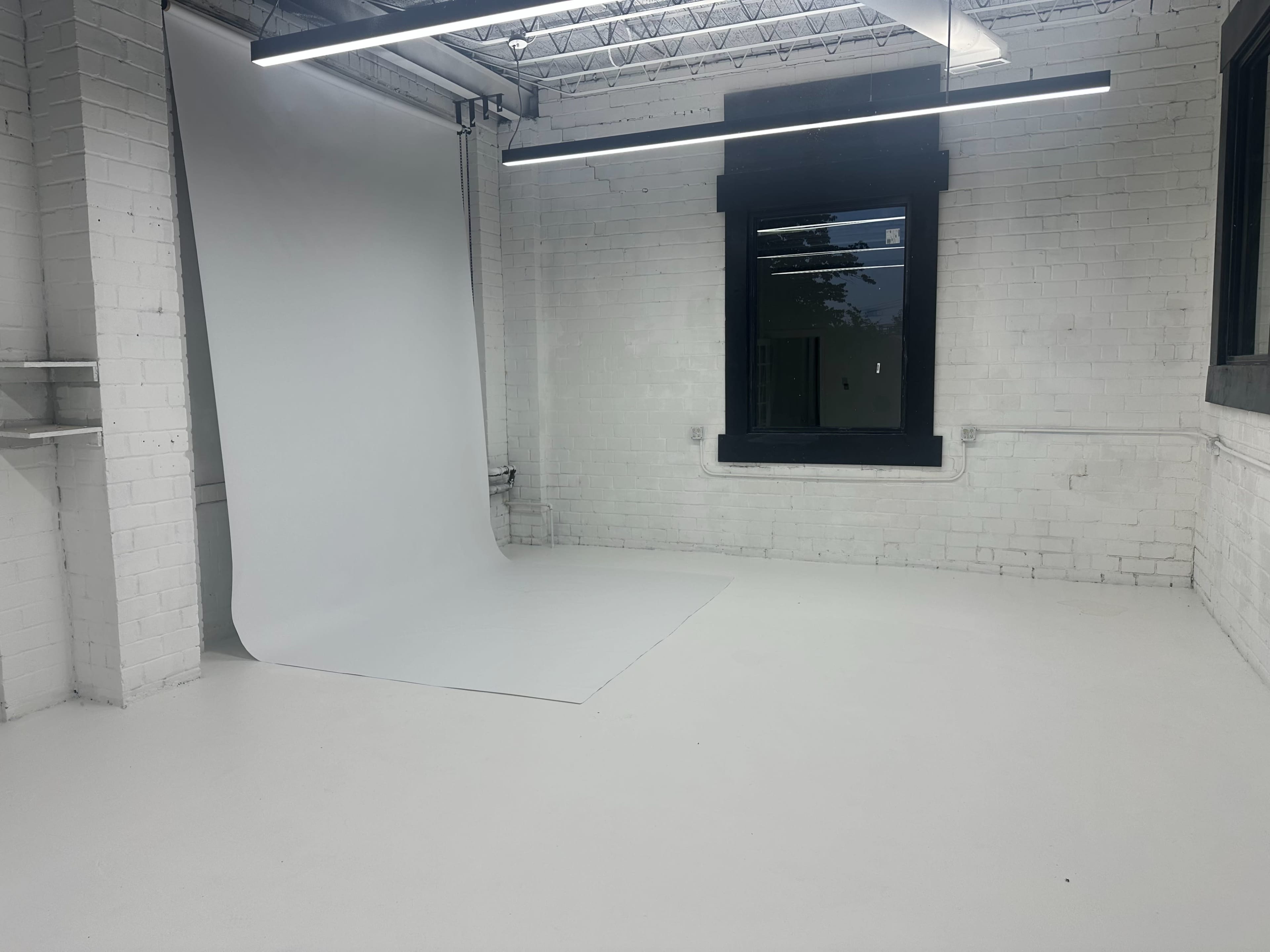All White Photography Studio w/ 12 ft Ceilings in Maplewood Image in Hadley Township, St. Louis, MO