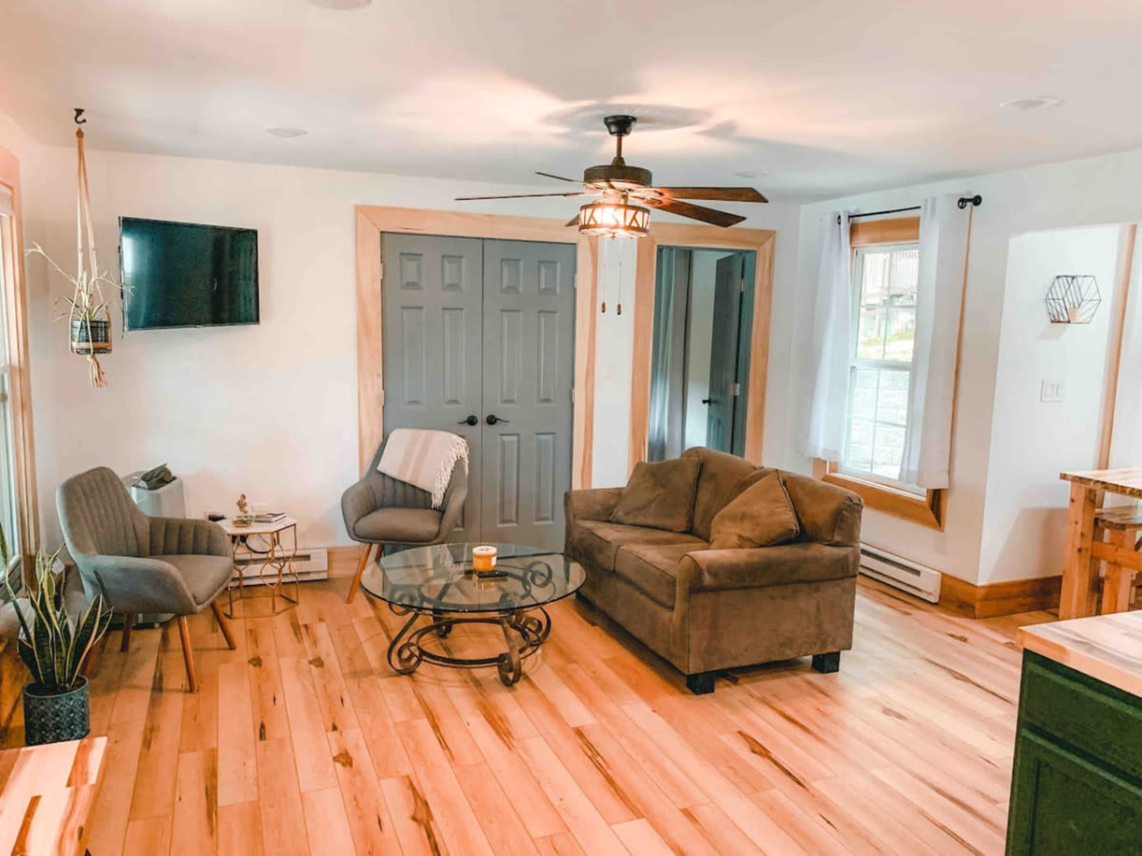 Cozy Cabin on Lake front with Hot tub & firepit Image in Jefferson Township, Martinsville, IN