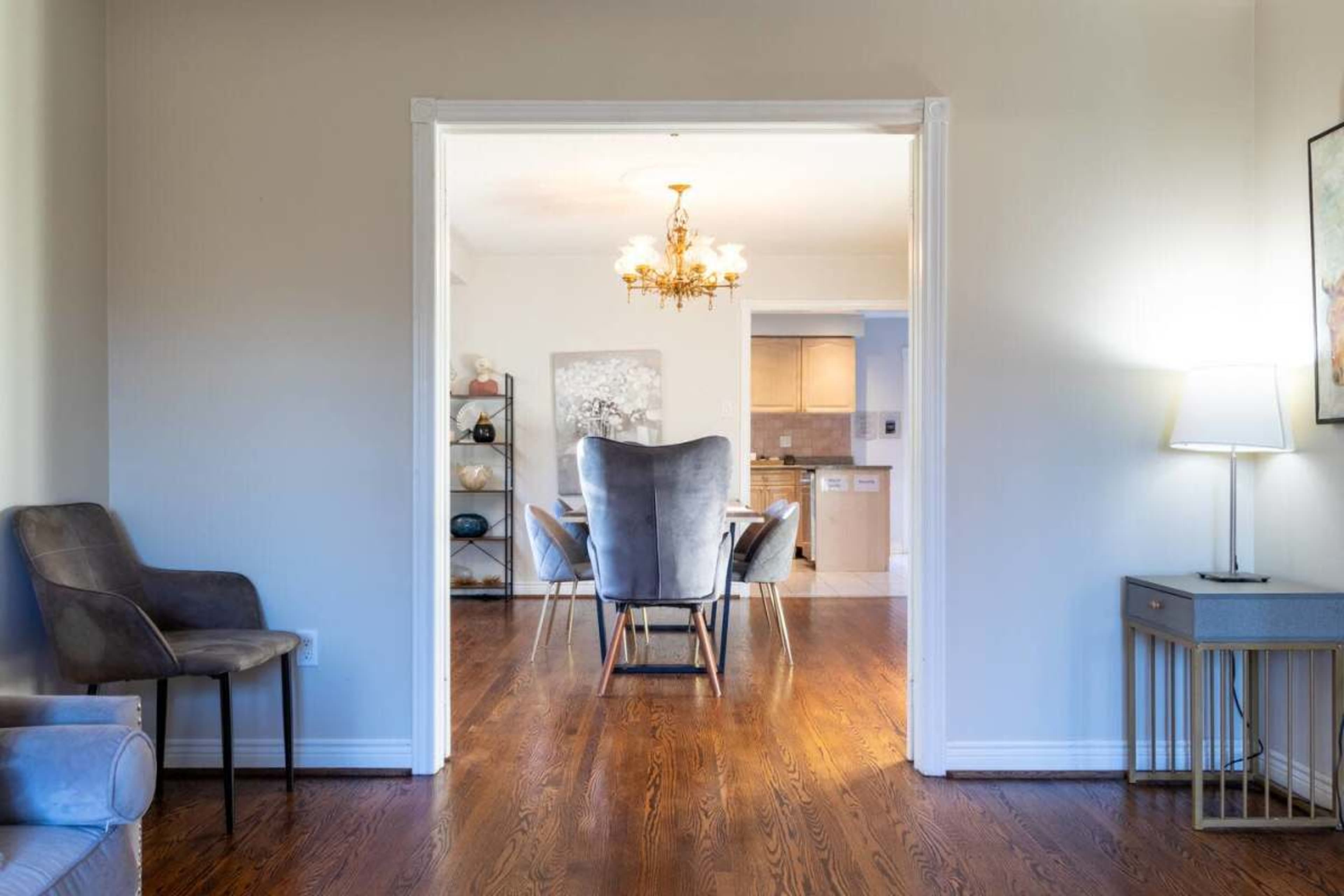 Spacious 7-Bedroom Villa With Pool, Hot Tub, And Game Room – Ideal For Film & Photo Shoots Image in Mississauga, Mississauga, ON