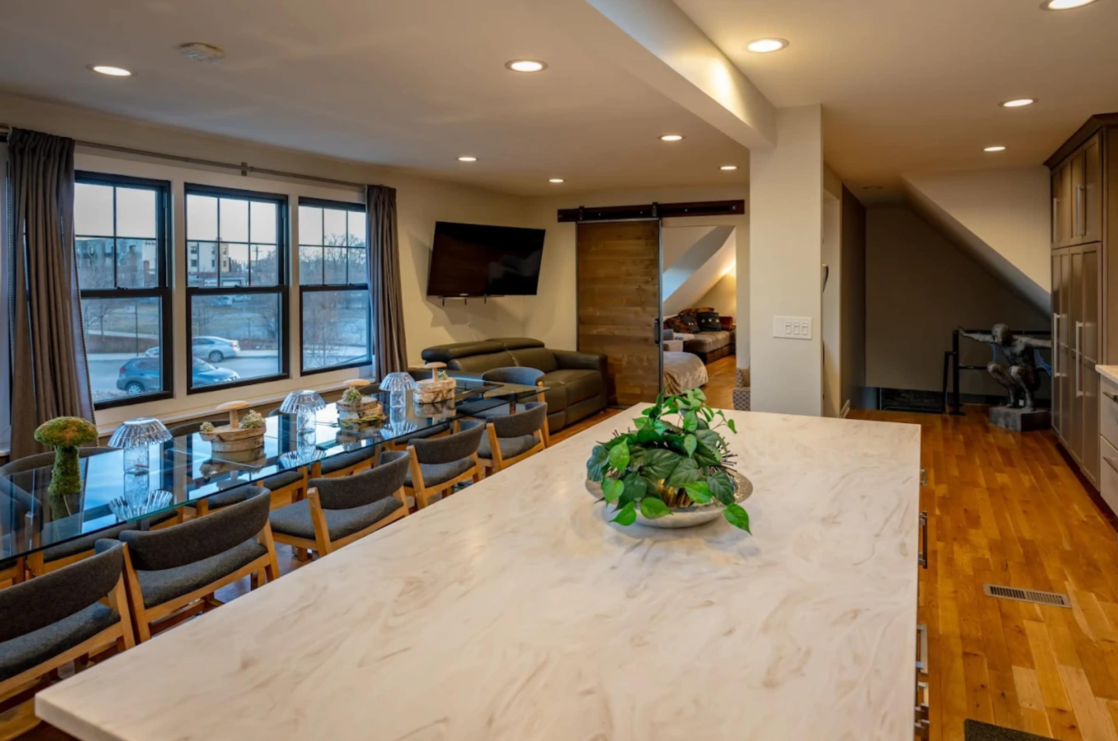 2nd Floor Dining Room with Skyline View Image in Bucktown, Chicago, IL