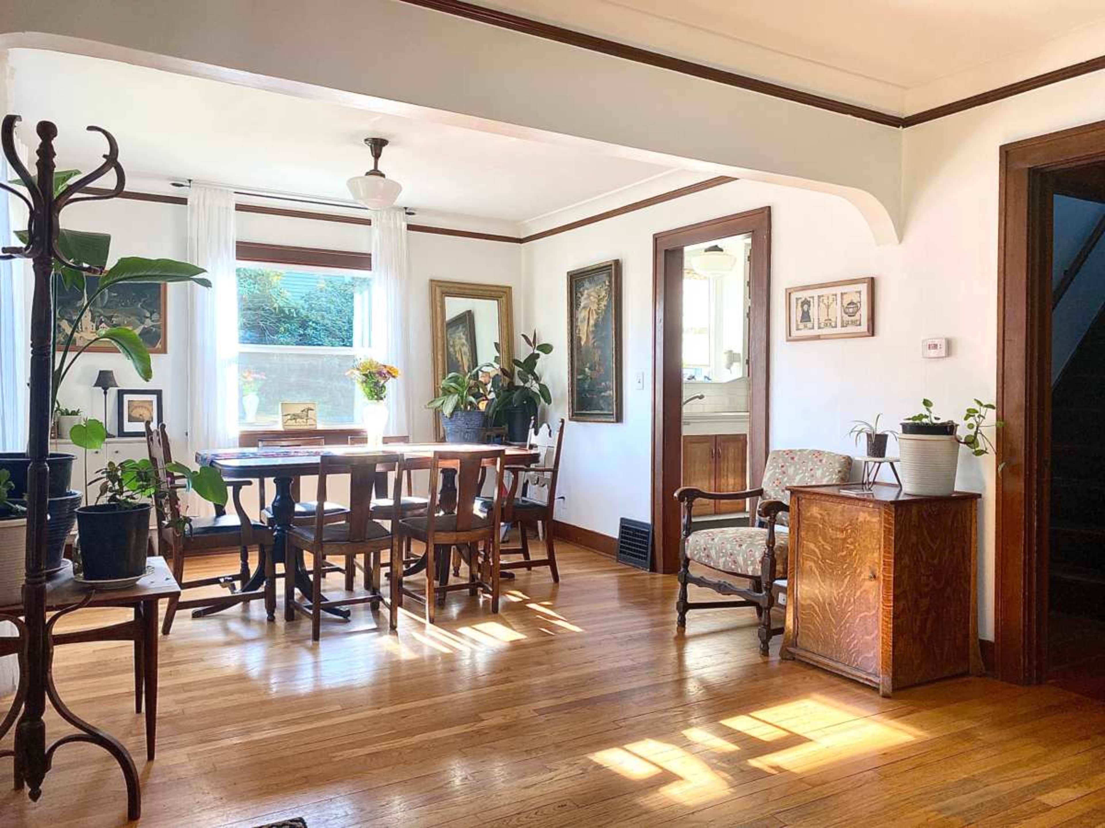 Sprawling 1928 St. Johns Craftsman Bungalow Image in St. Johns, Portland, OR