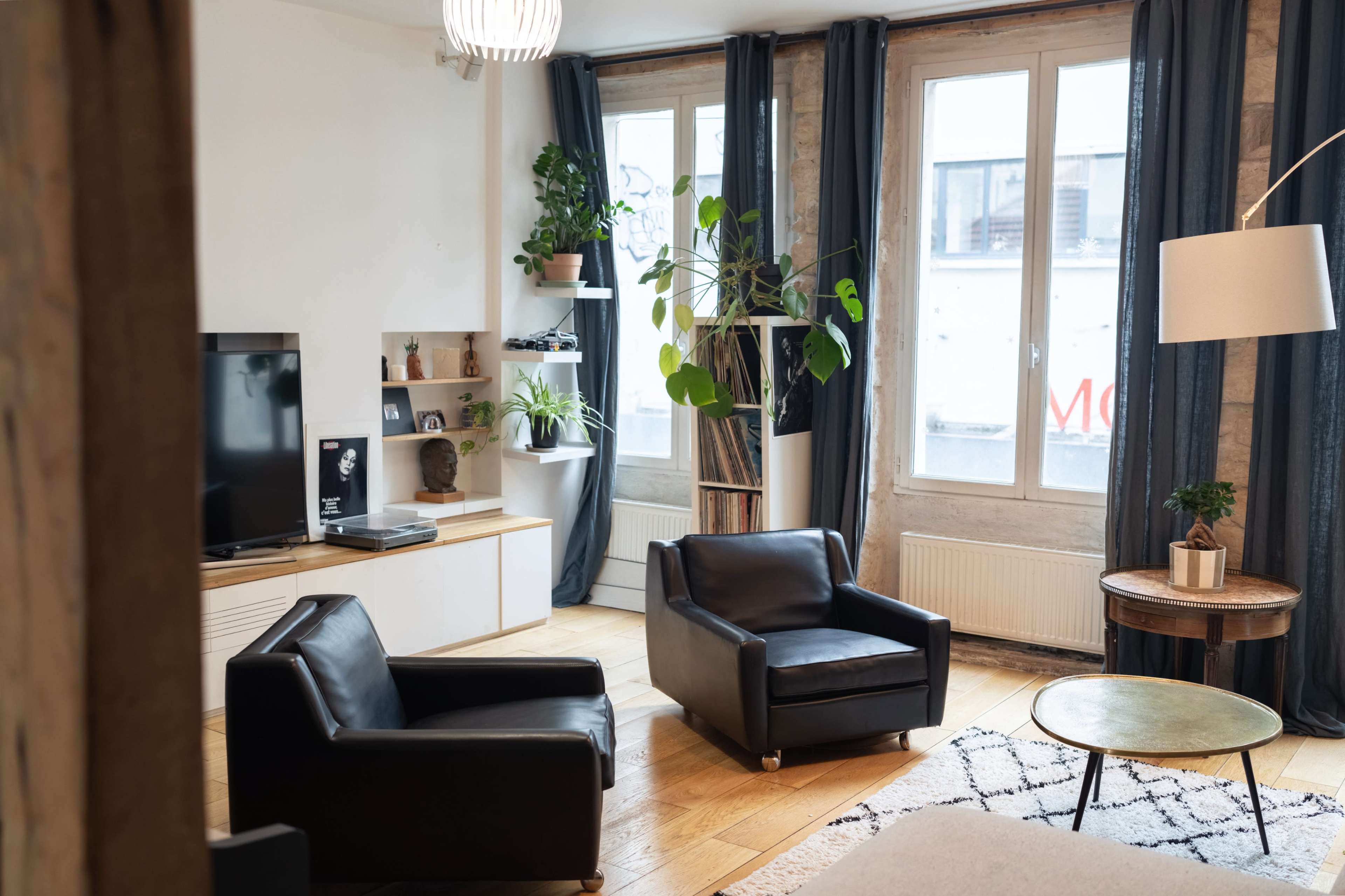 Appartement Authentique - Pierre et Poutres Apparentes Image in Hôpital-Saint-Louis, paris