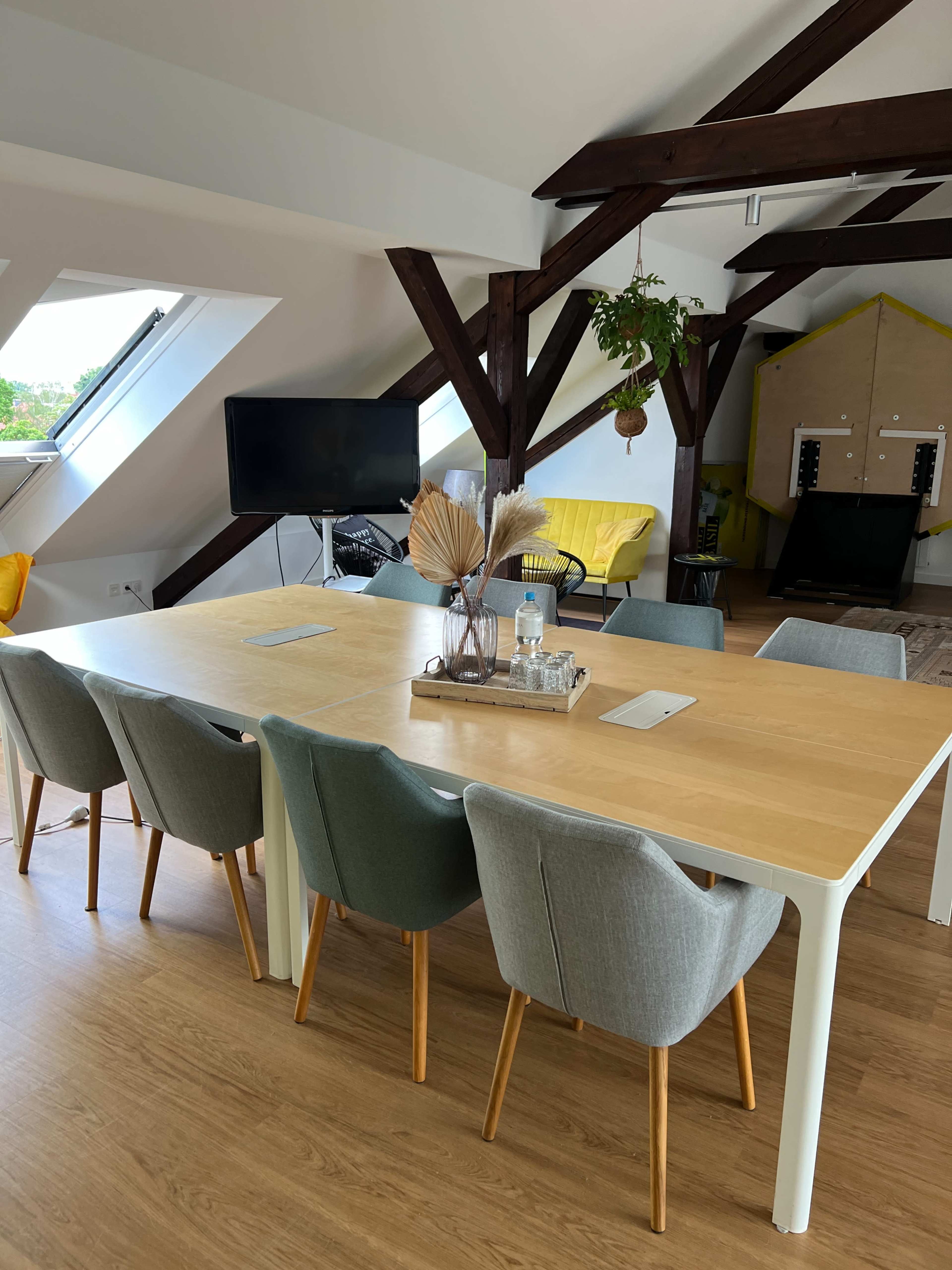 Lichtdurchfluteter Seminar- & Workshopraum im Herzen von Hannover  am Wochenende mieten Image in Südstadt, Hannover mitte