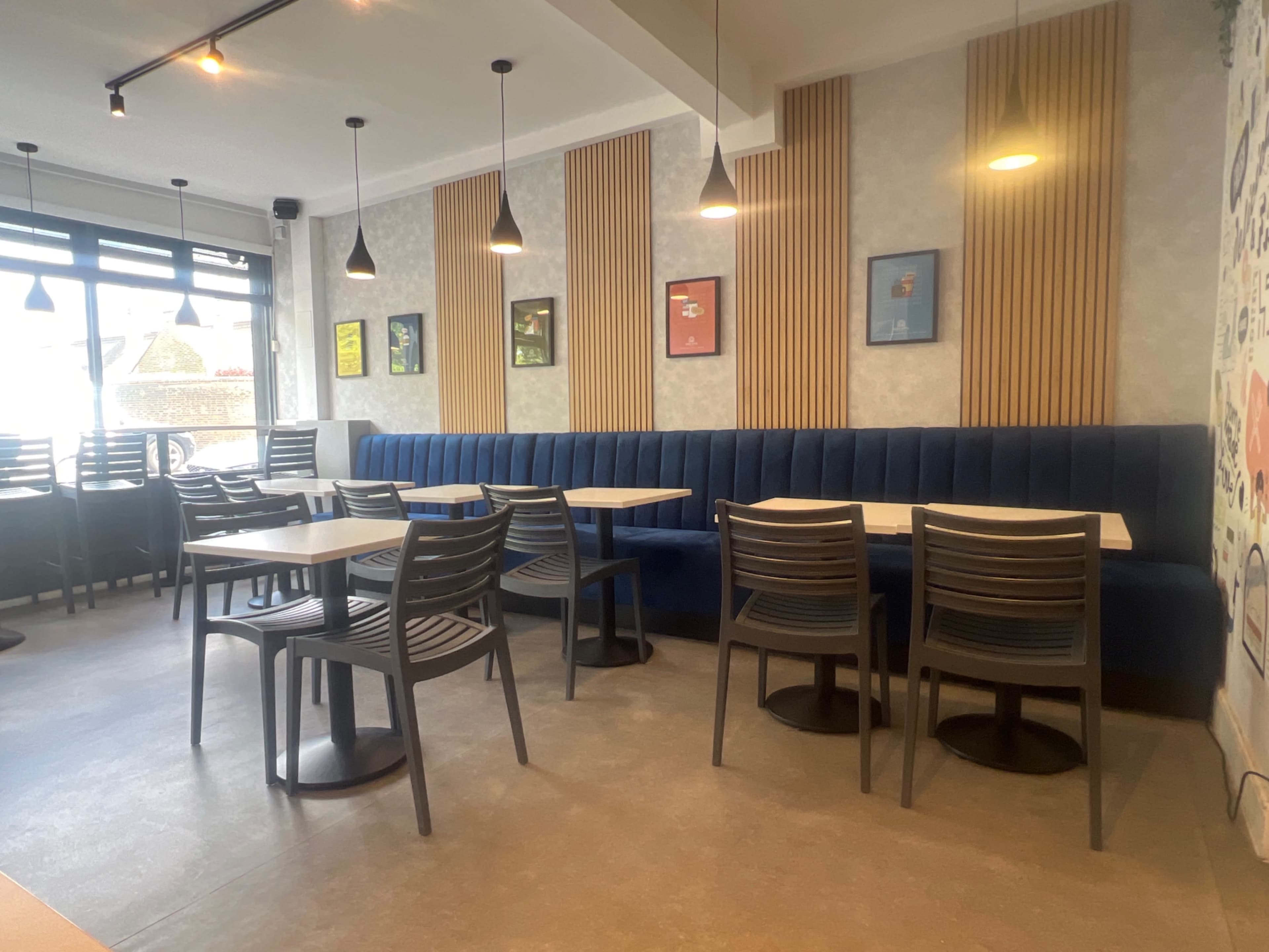 Charming Coffee Shop with Cozy Seating – Perfect for Meetings & Events Image in Isleworth, London, ENG