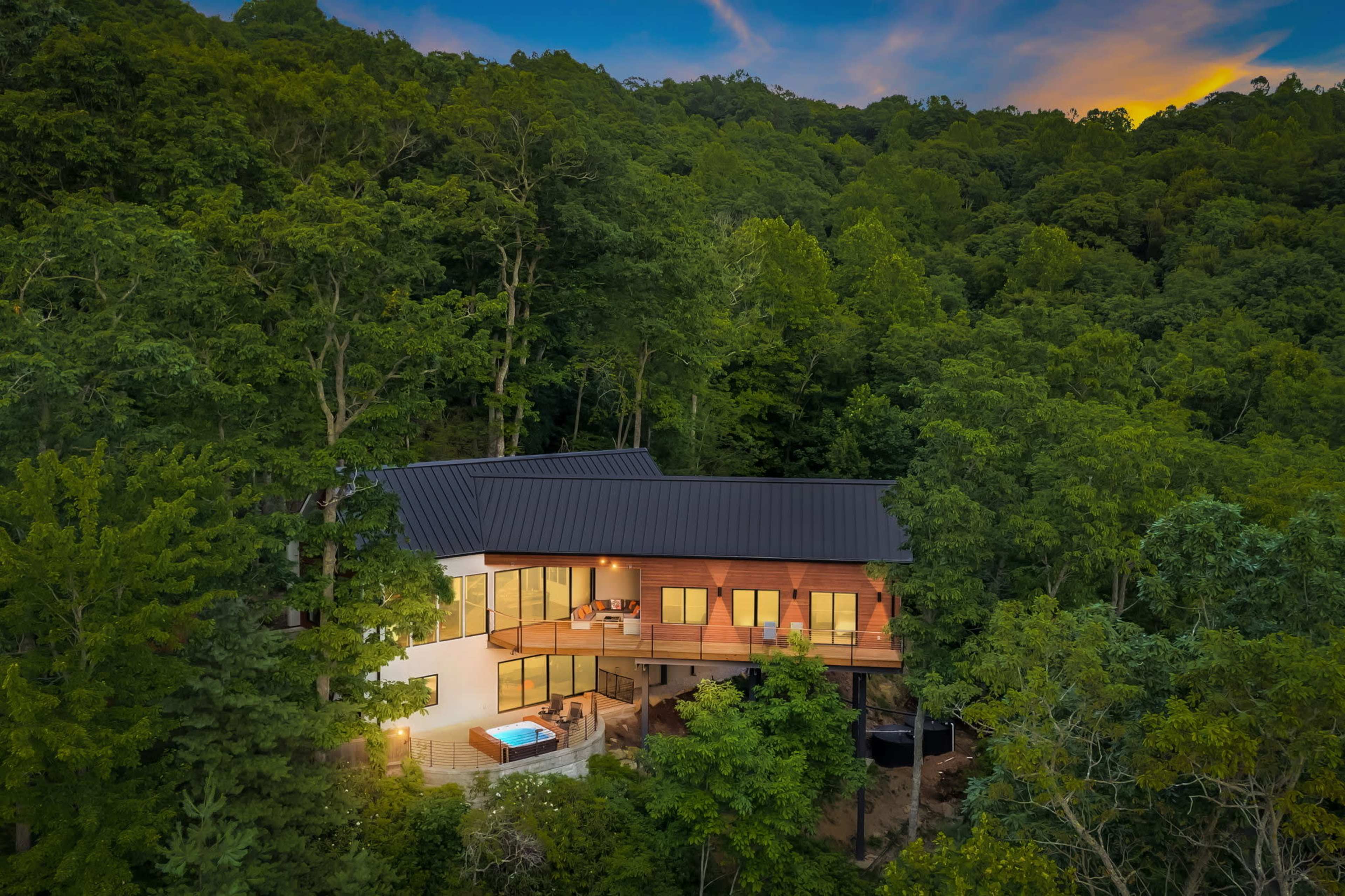 Luxury Mountain Chalet with Stunning Views, Expansive Interiors & Abundant Natural Light Image in , Hendersonville, NC