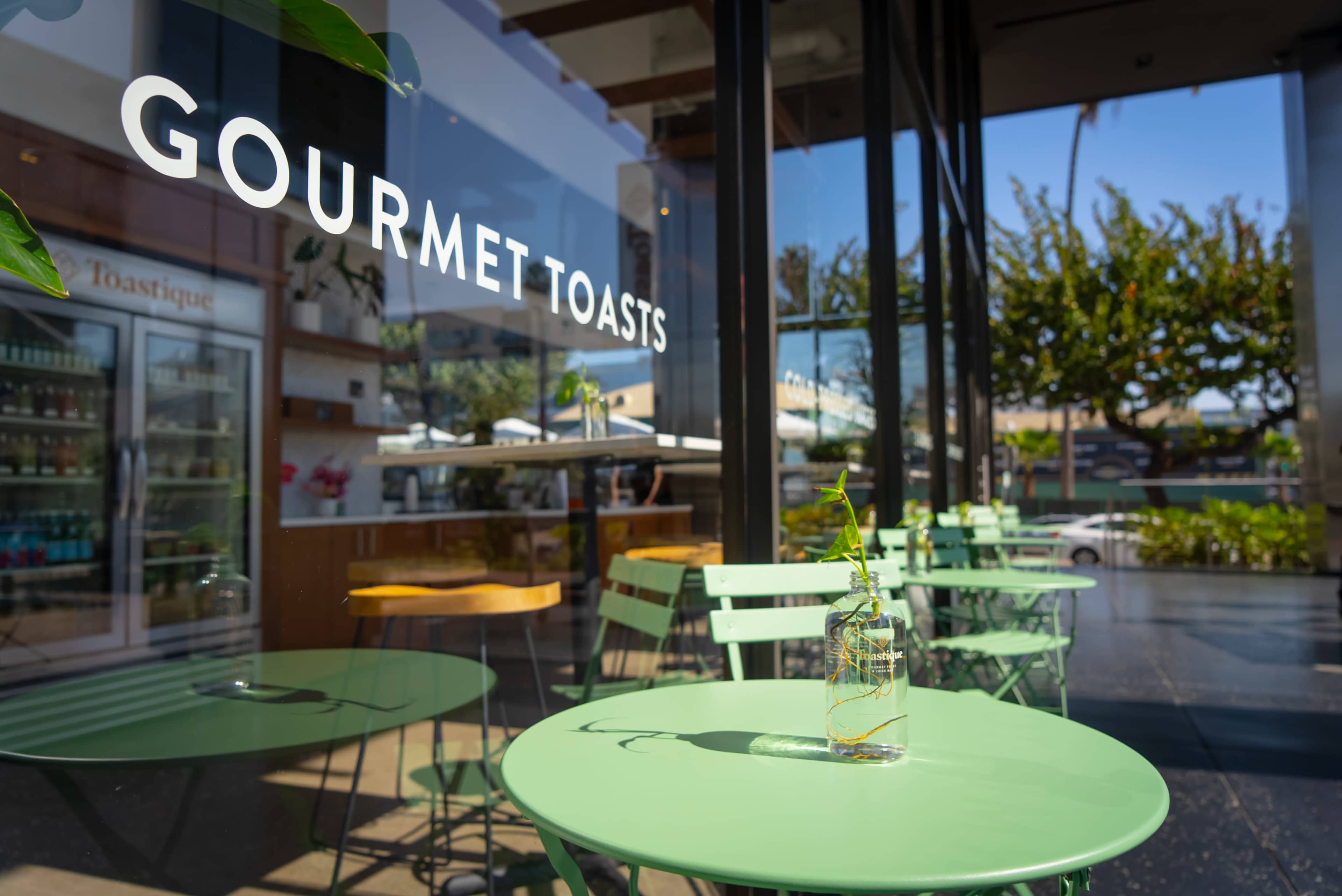 Modern Hollywood Restaurant With Natural Lighting Image in Hollywood, Los Angeles, CA