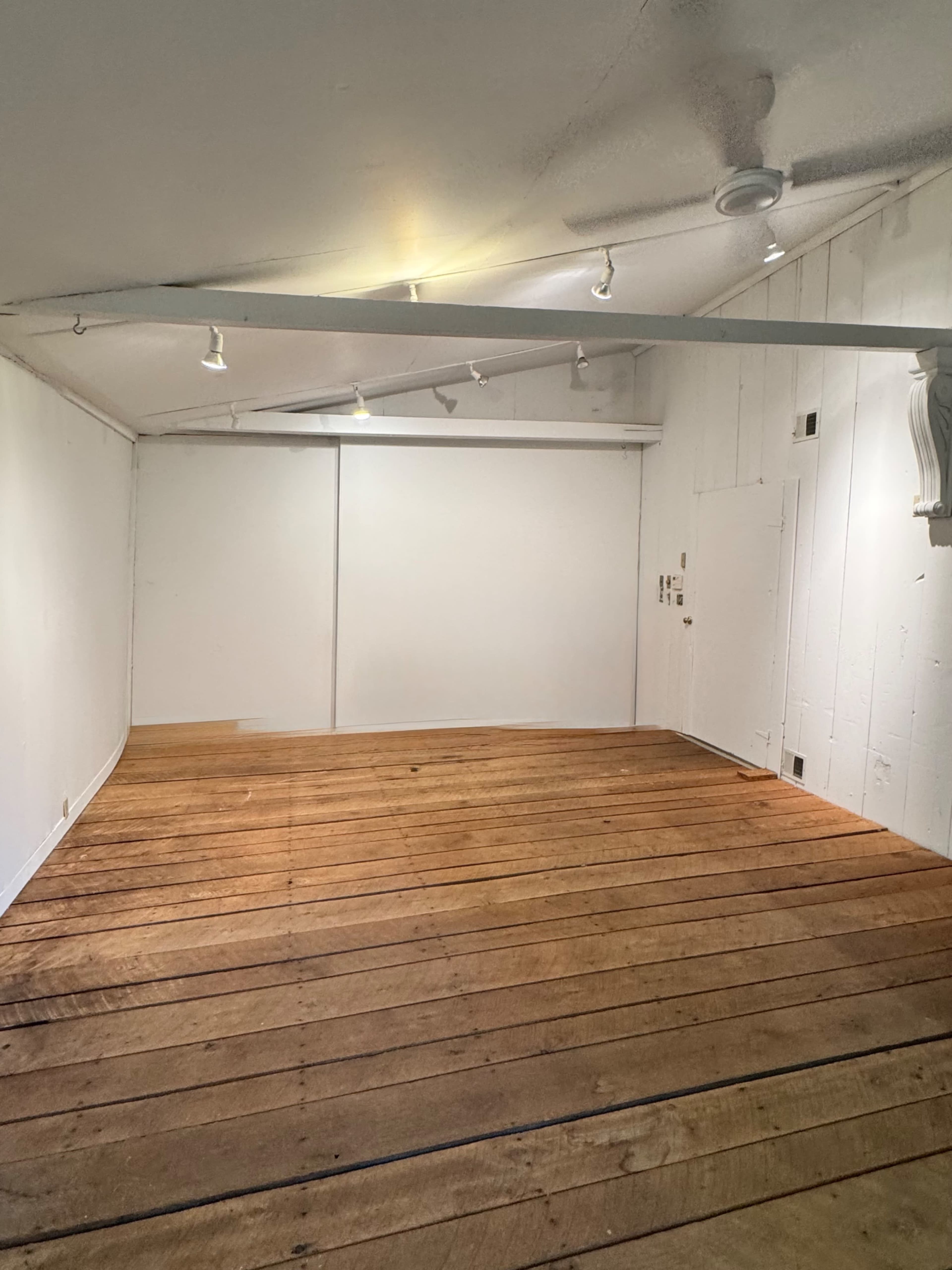 200 year old fabulous barn Image in Woodbury, Woodbury, CT