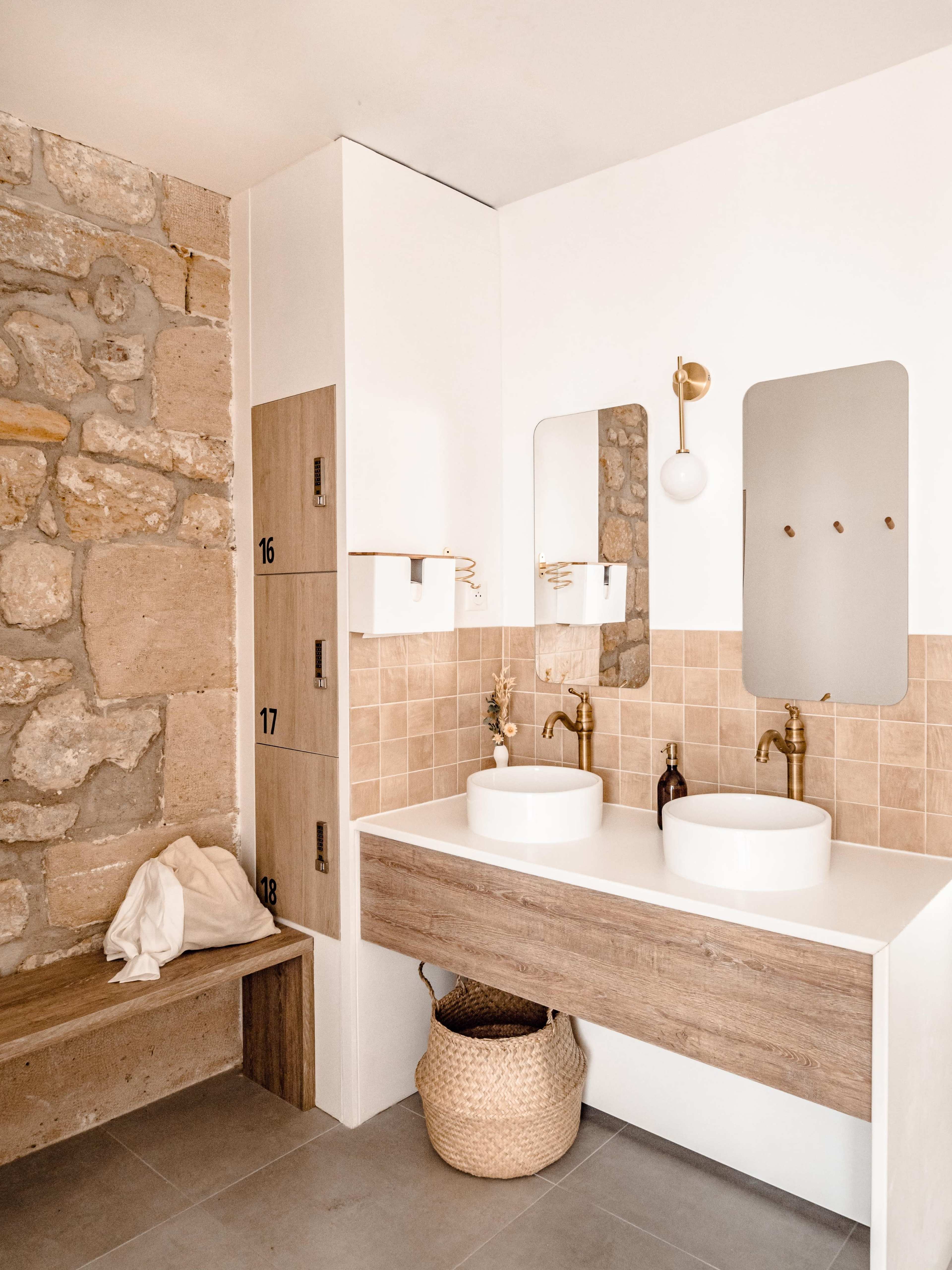 Salle lumineuse et pleine de charme au cœur du Marais – grande verrière & murs en pierre Image in Sainte-Avoye, Paris