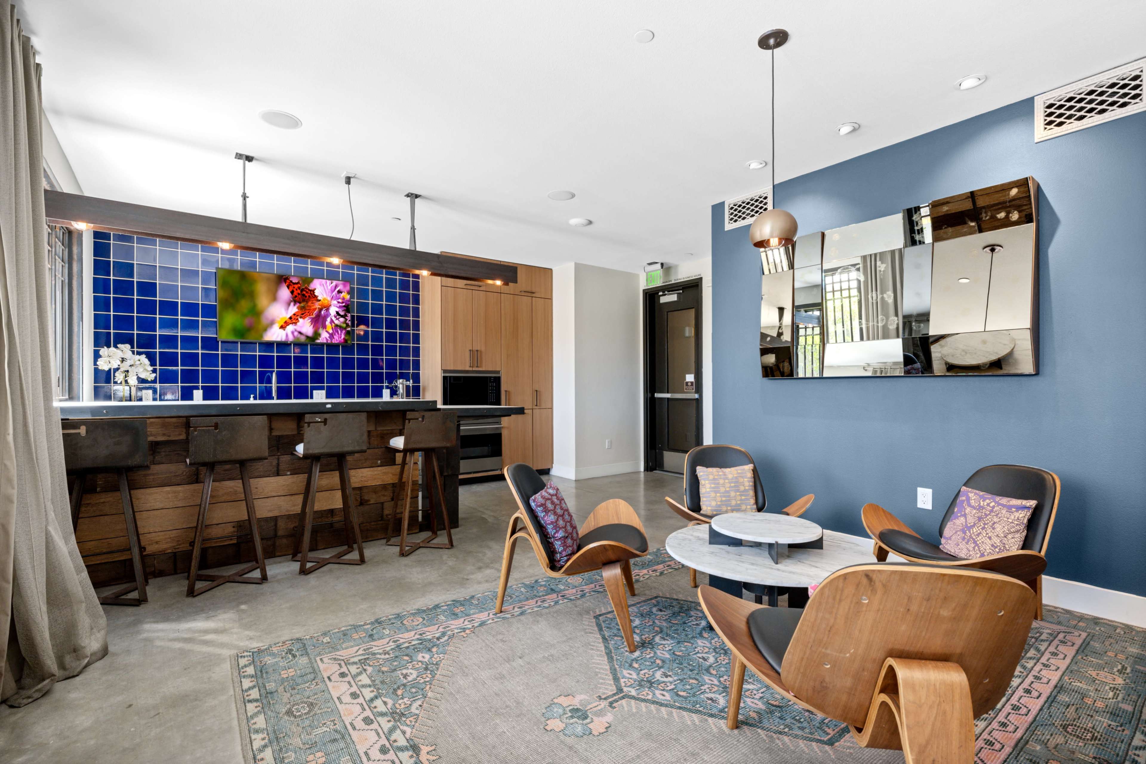 Amazing Lounge with Kitchenette Image in Bankers Hill, San Diego, CA