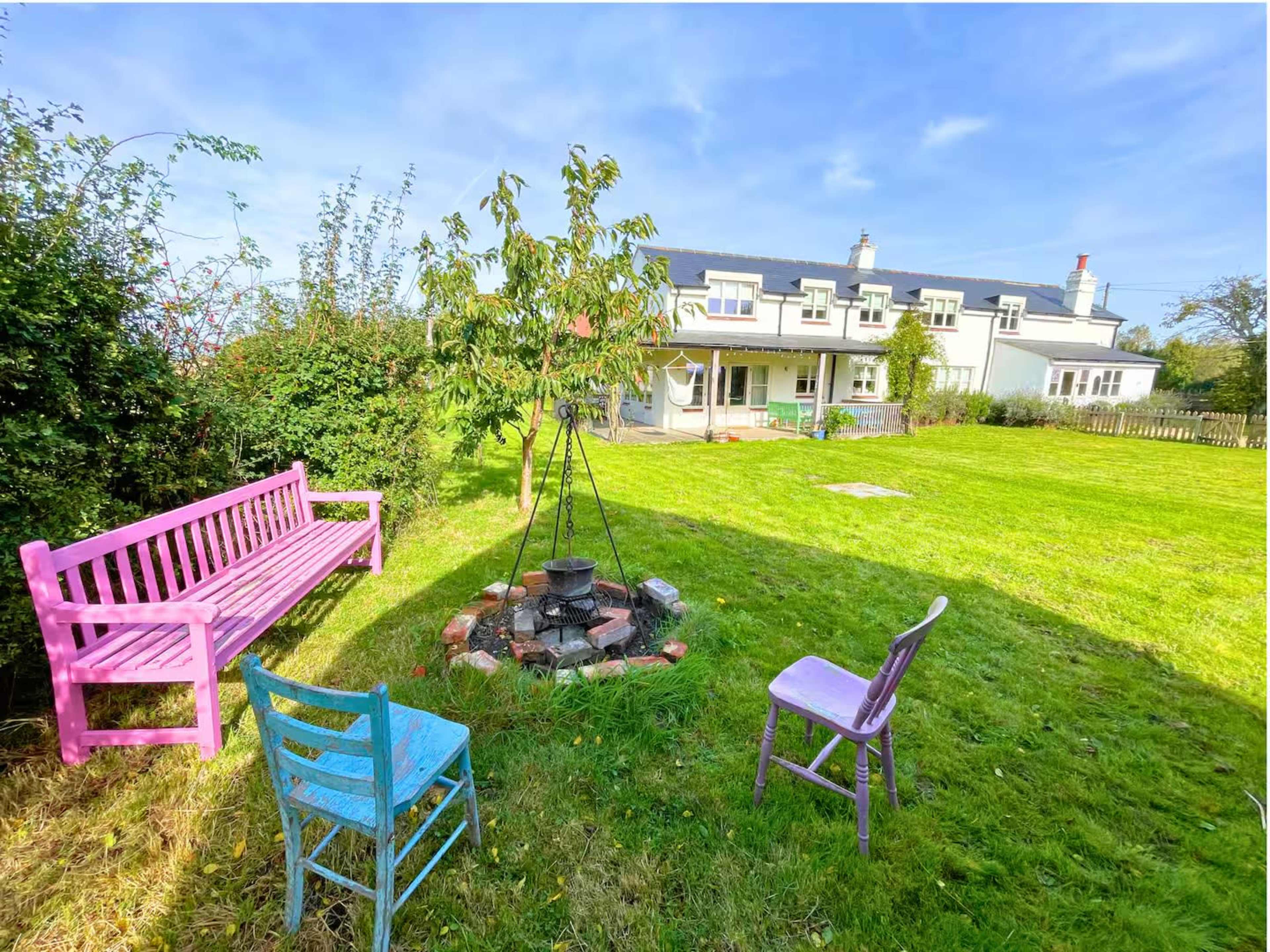 Bold Countryside Farmhouse for Shoots & Creative Reset Days Image in Baulking, Baulking, ENG