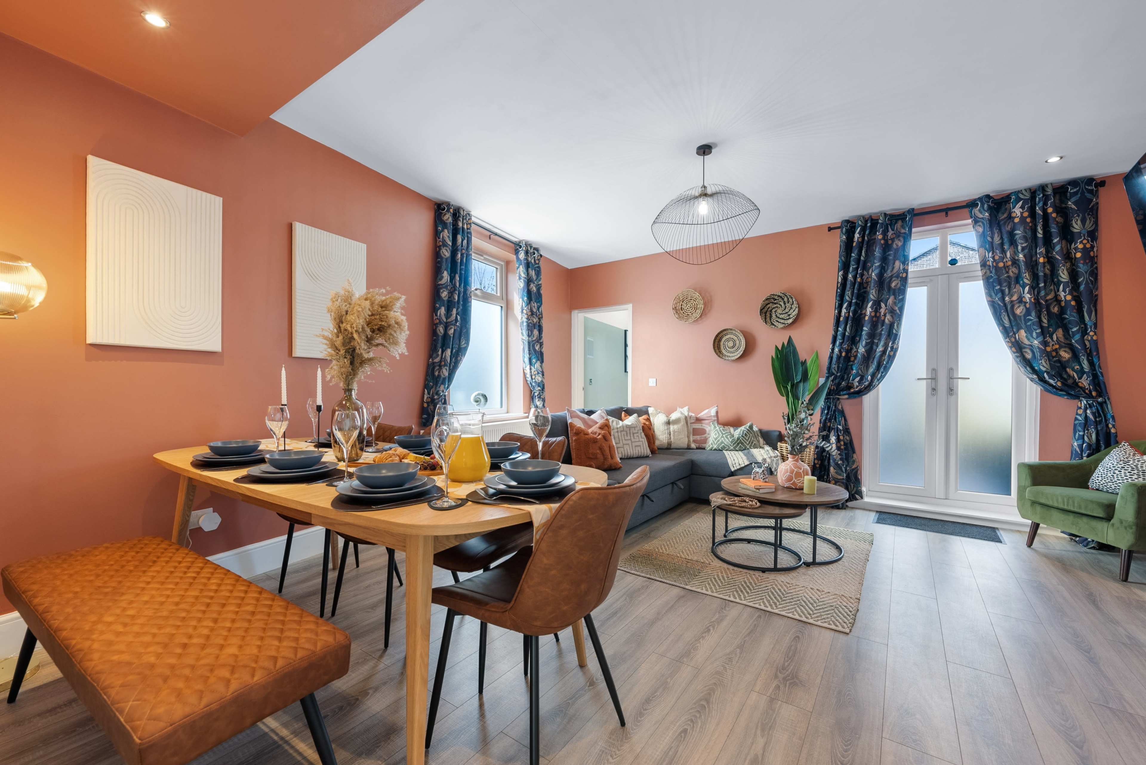 4-BR Stylish House & Central w/ Parking - Darley Grove Image in Farnworth, Bolton (Manchester), ENG