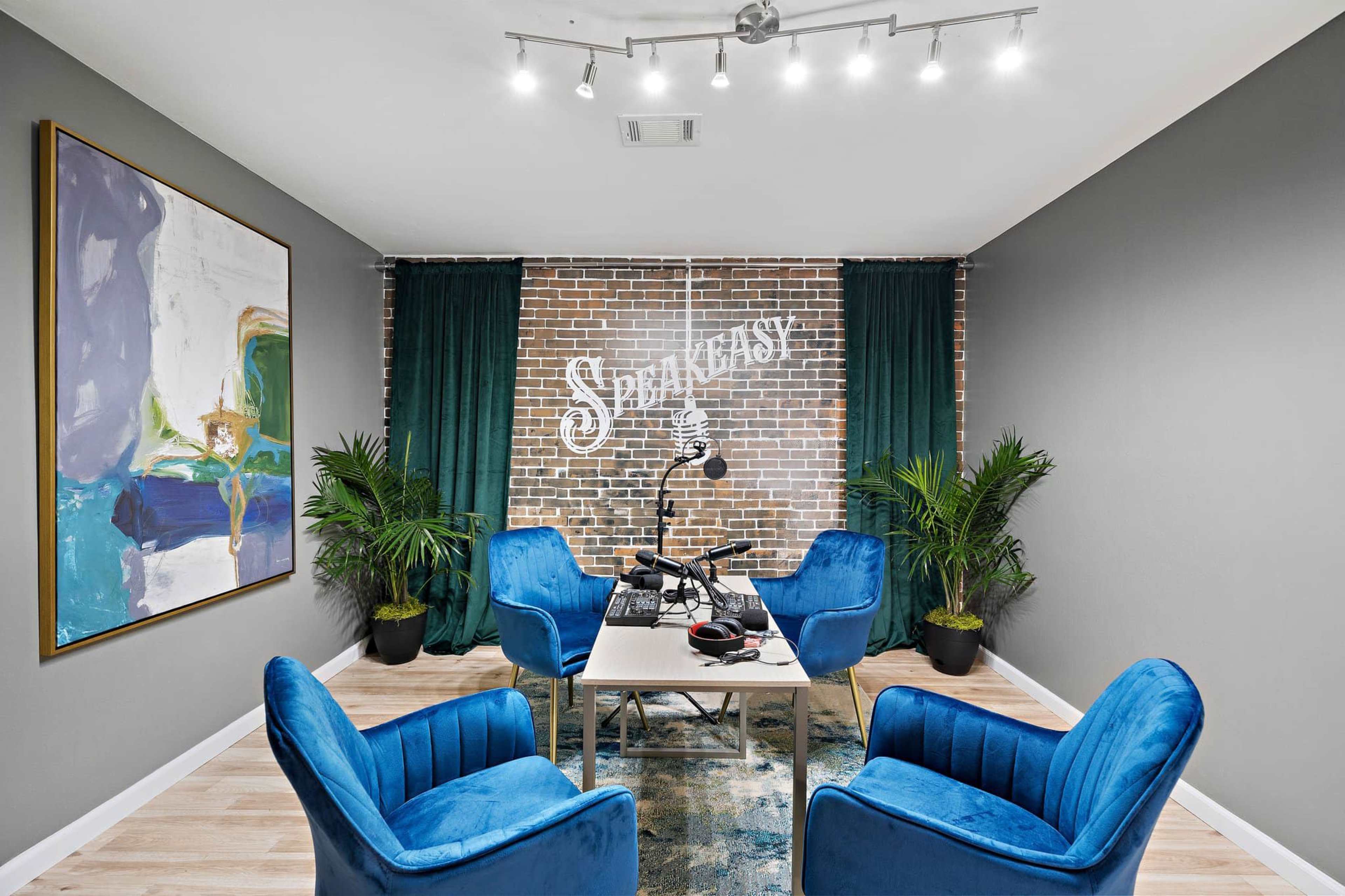 Modern decorated space with professional presence Image in Rosenberg, Rosenberg, TX