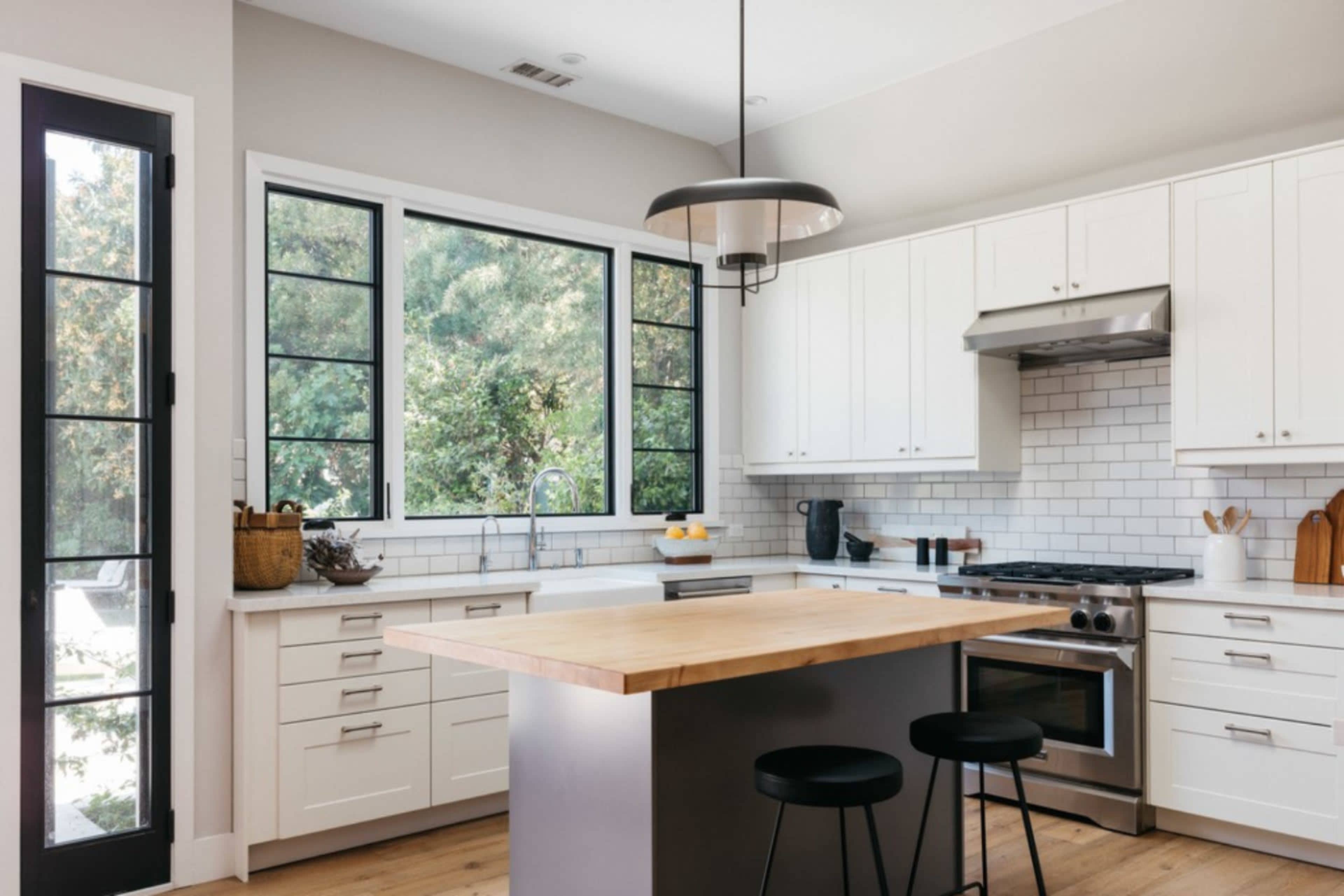 MODERN FARMHOUSE COTTAGE WITH SOFT LIGHT Image in Beverly Grove, Los Angeles, CA