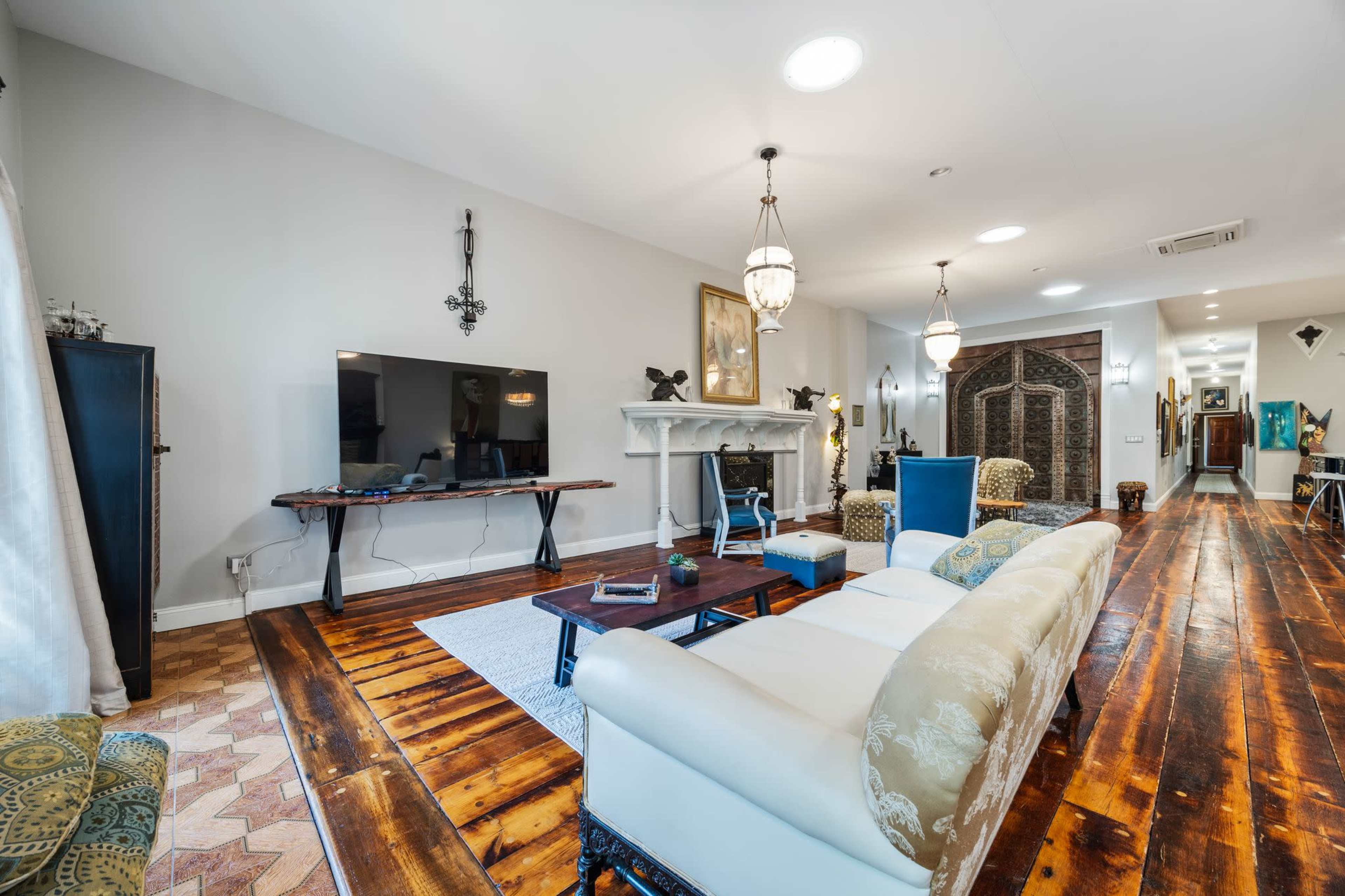 Gorgeous Open Floor Penthouse w/ French Doors & 2 Bedrooms Image in Proviso Township, Forest Park, IL