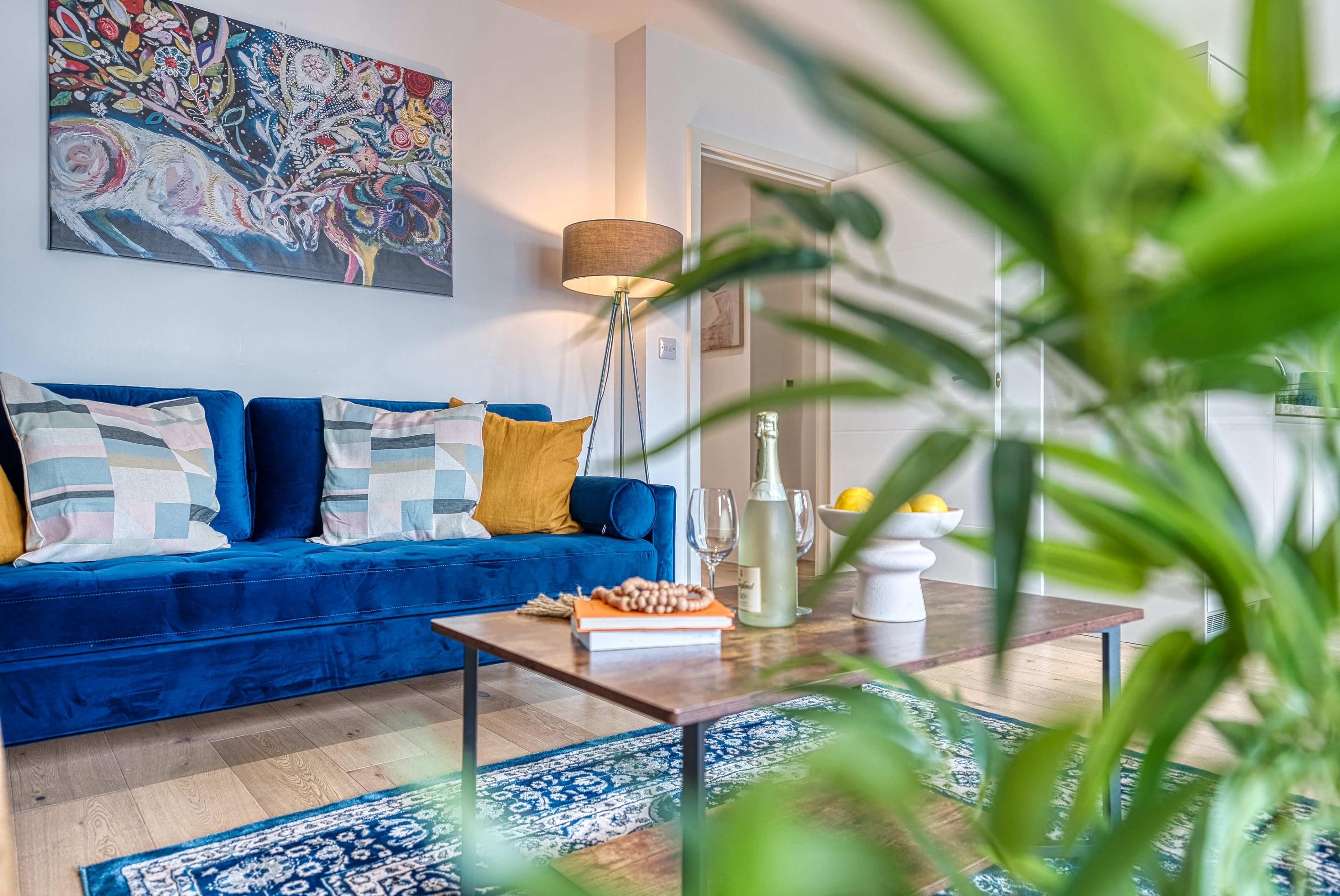 Royal Blue Crescent 2-BR Cosy Flat, Ocean Village Image in Southampton, Southampton, ENG