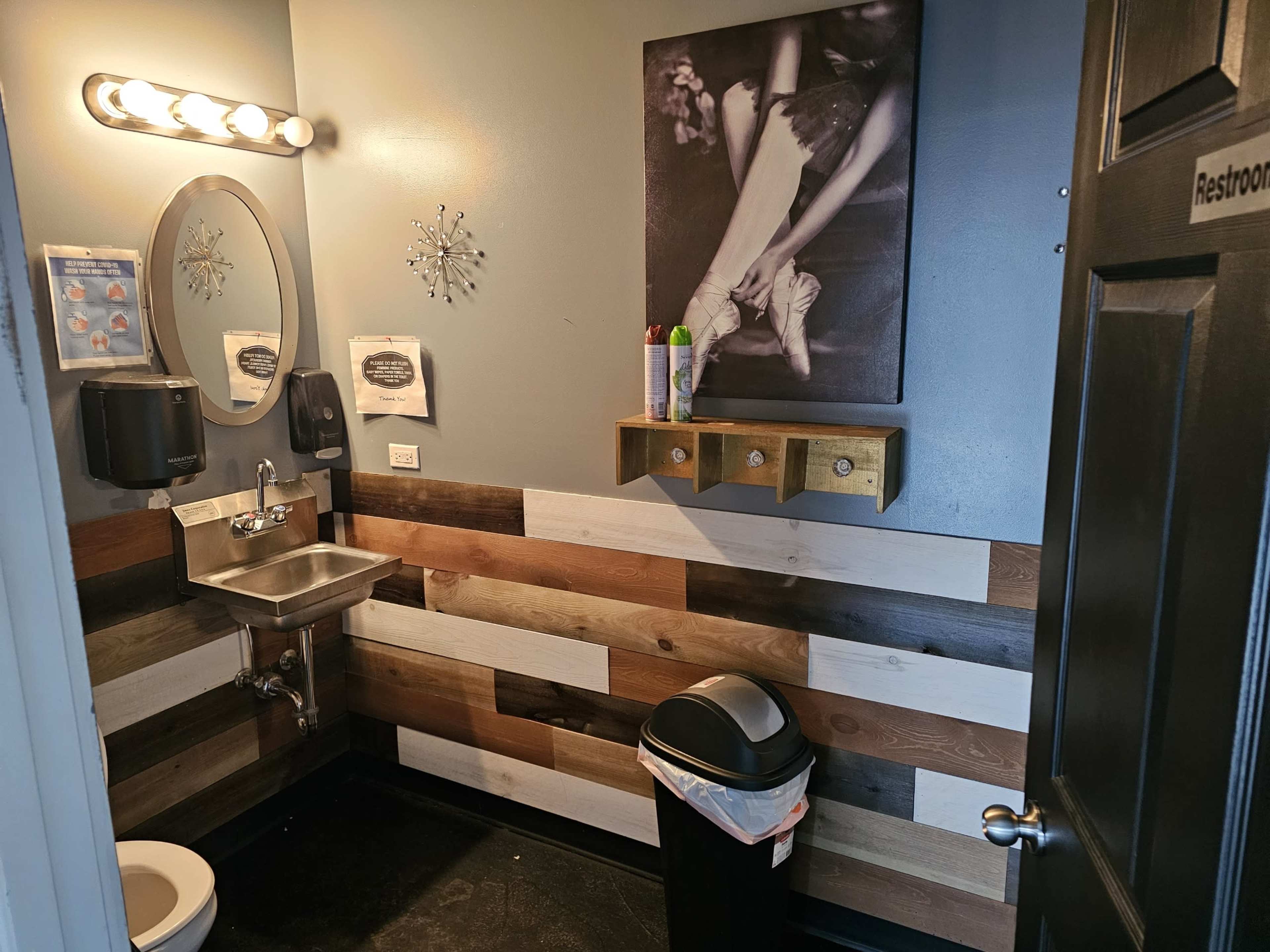 South Chicago Entry Lounge with Restroom Access Image in South Side, Chicago, IL