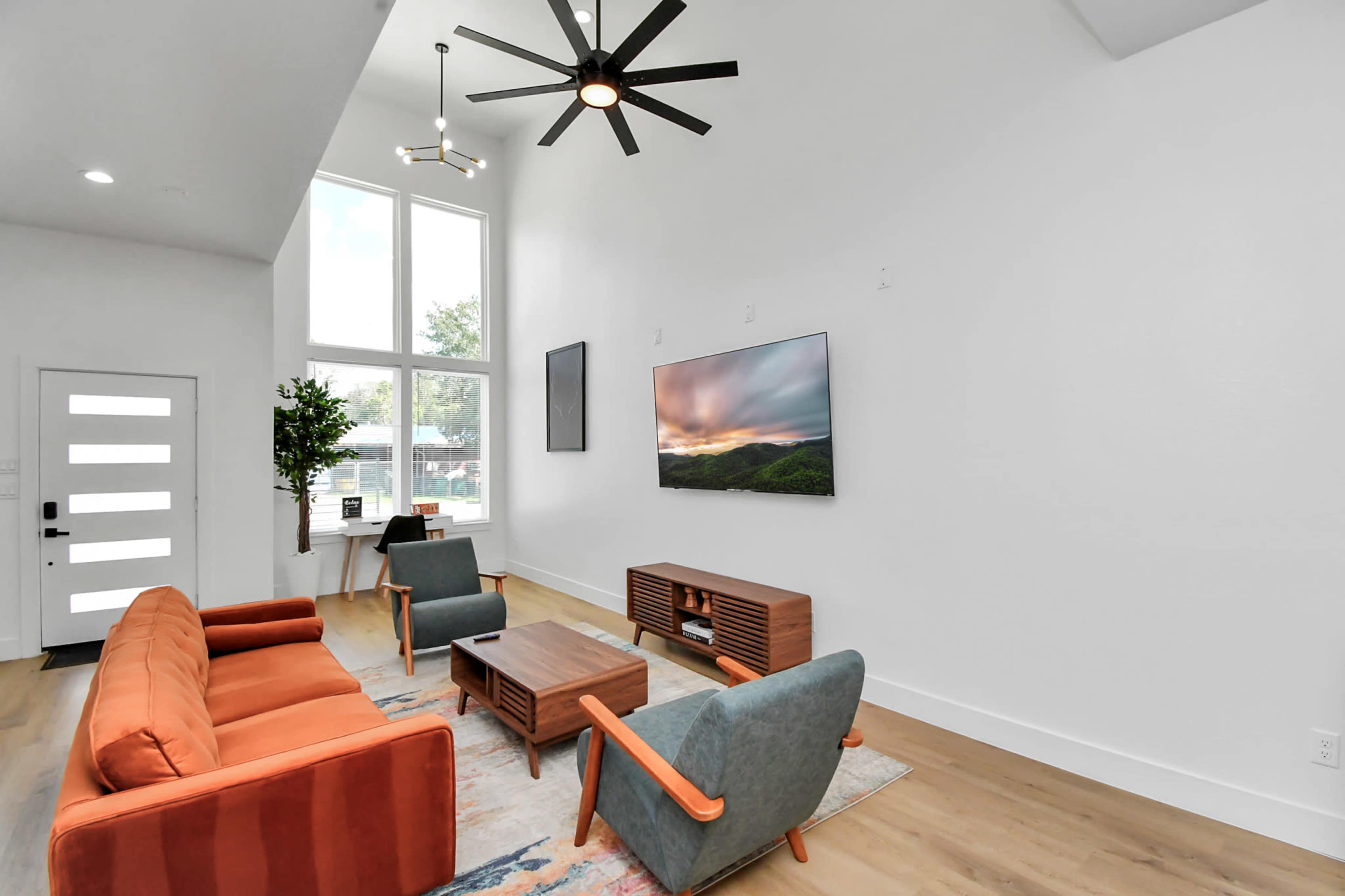 Spacious Gated Houston Retreat | Perfect for Meetings, Retreats & Events (Sleeps 18) Image in South Park, houston, TX