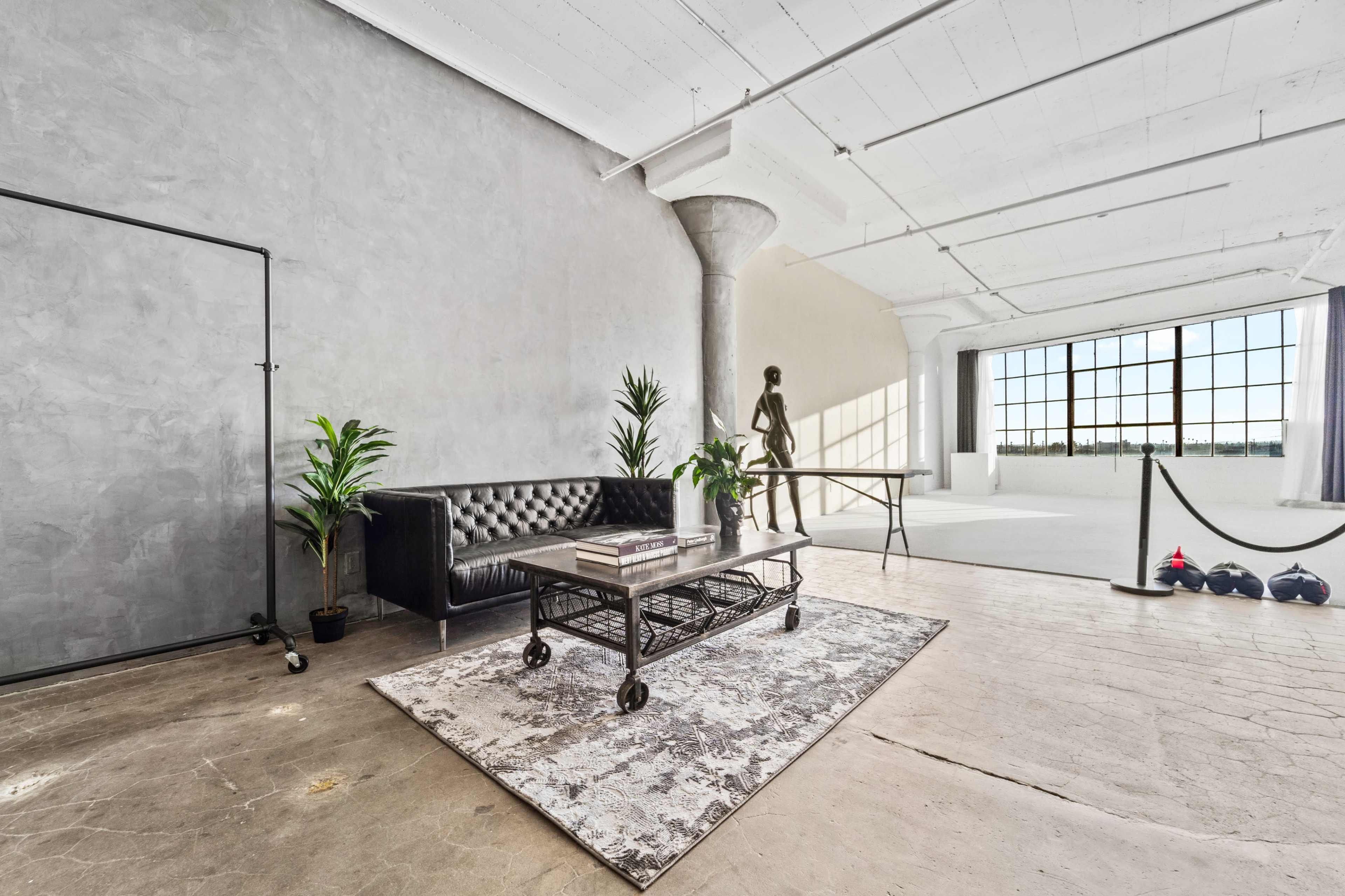 Bright Natural Light Cyc Wall Studio w/ Free Lights and AC Image in Central LA, Los Angeles, CA