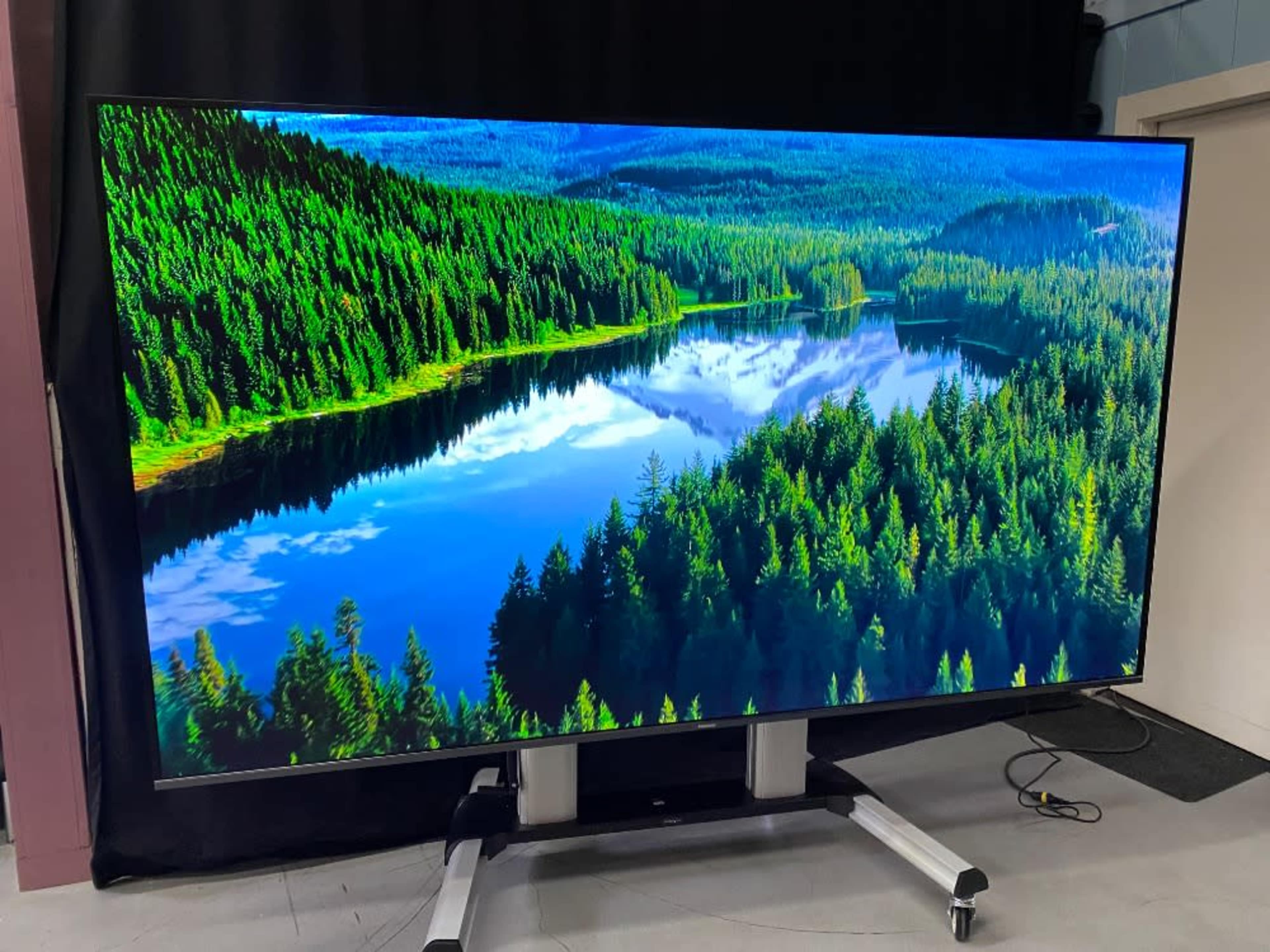 100" LED Monitor