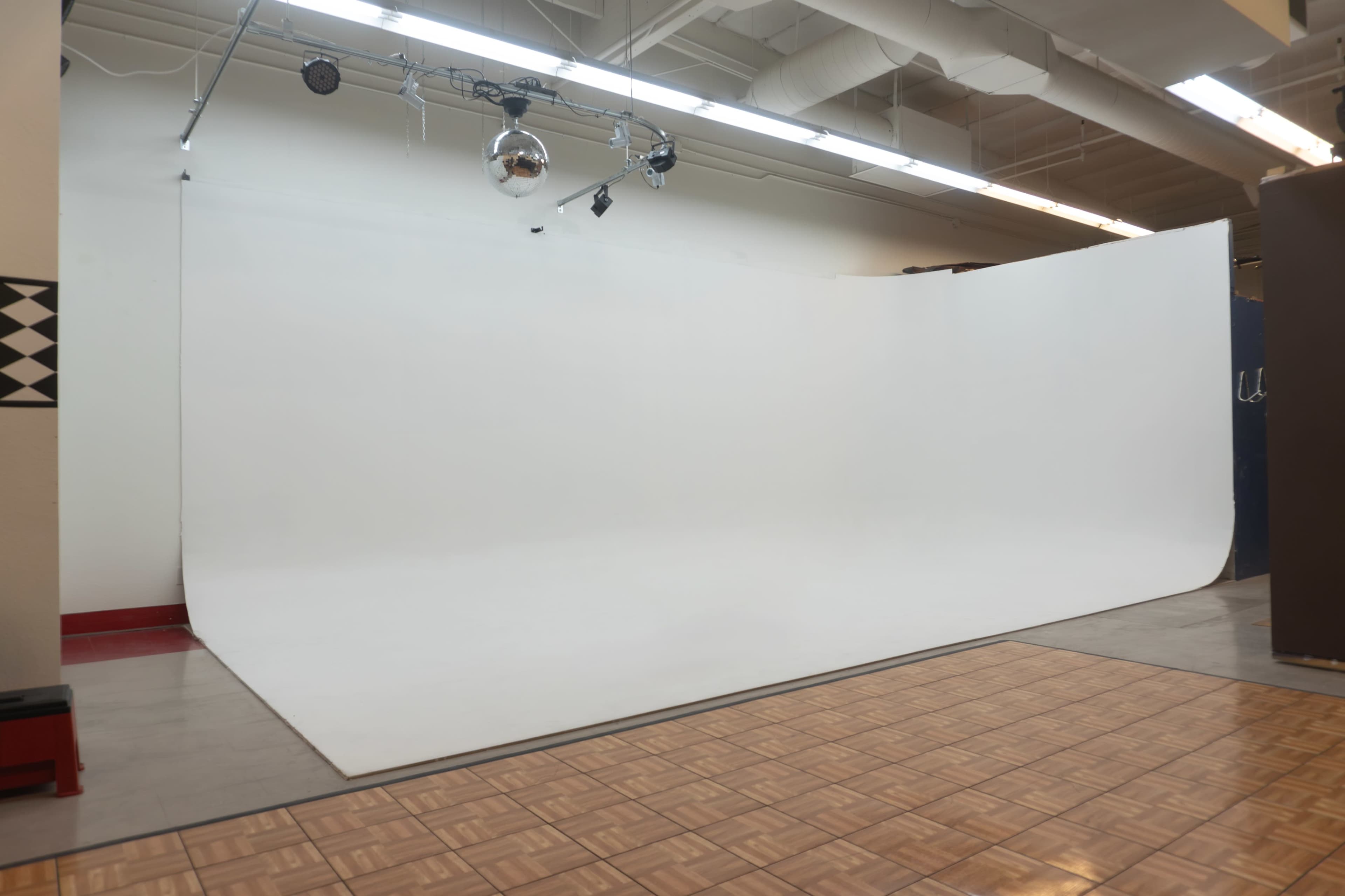Friendly creative photo and dance rehearsal studio space and Cyclorama close to the Strip. Easy parking. Image in Paradise, Las Vegas, NV