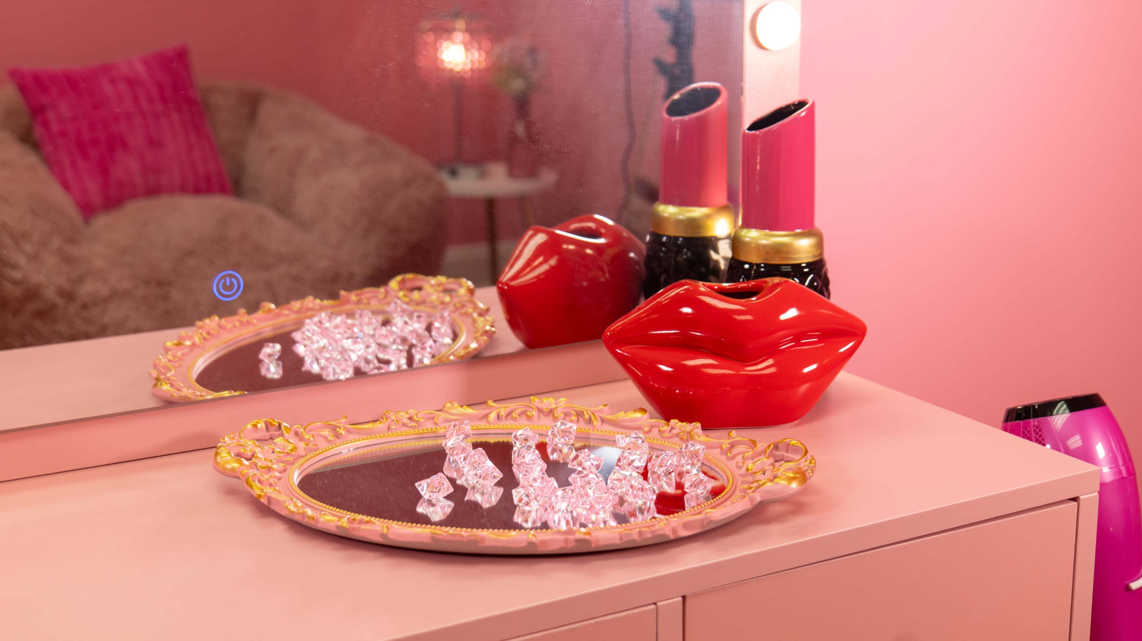 Photo Studio with FOUR Different Styled Sets (ALL PINK Room, NATURE room, FABRIC + PAPER backdrops) Image in Alpharetta, Alpharetta, GA