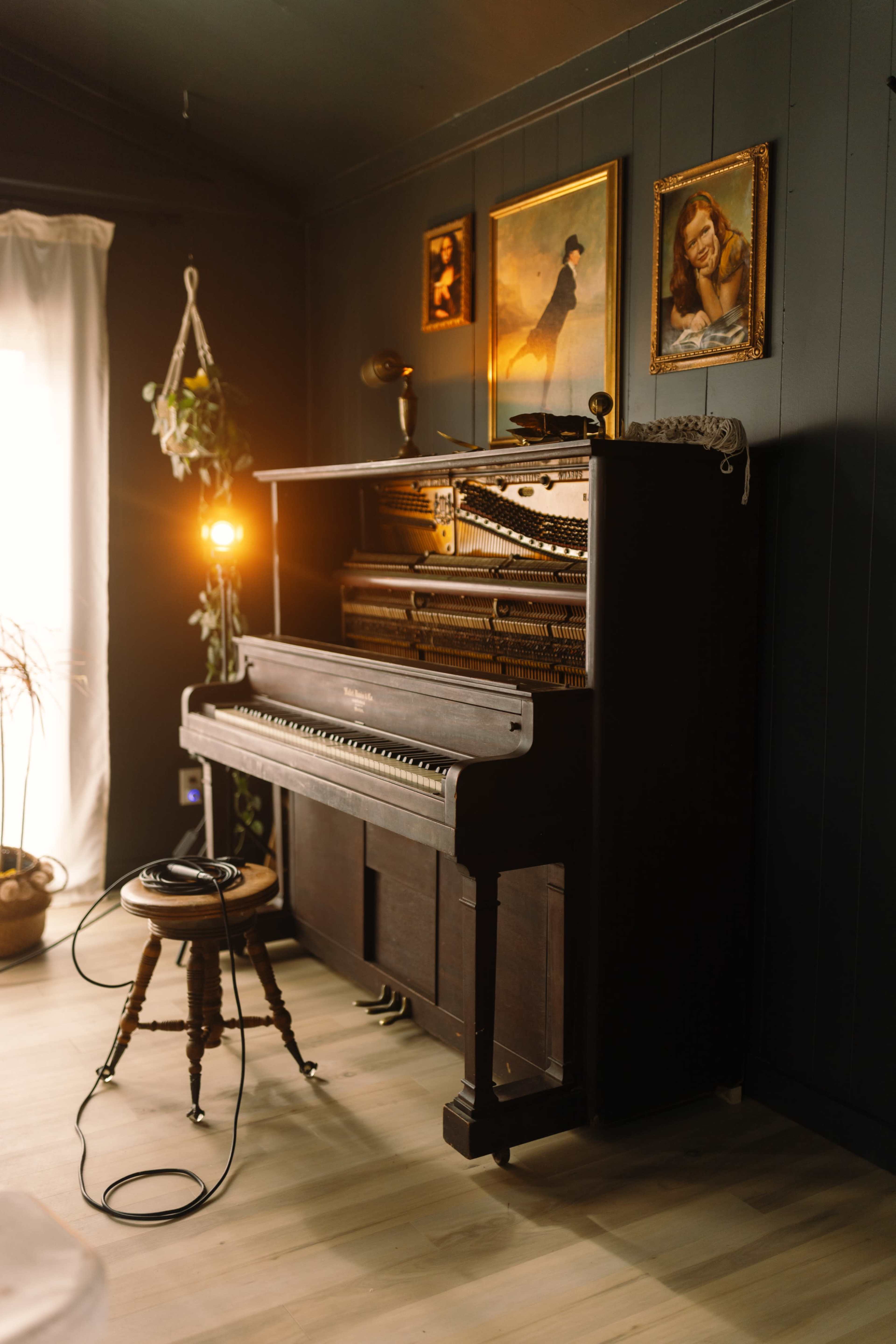 Moody Cabin with Piano & Wood Stove on 30 acres with views! Image in , Liberty, TN