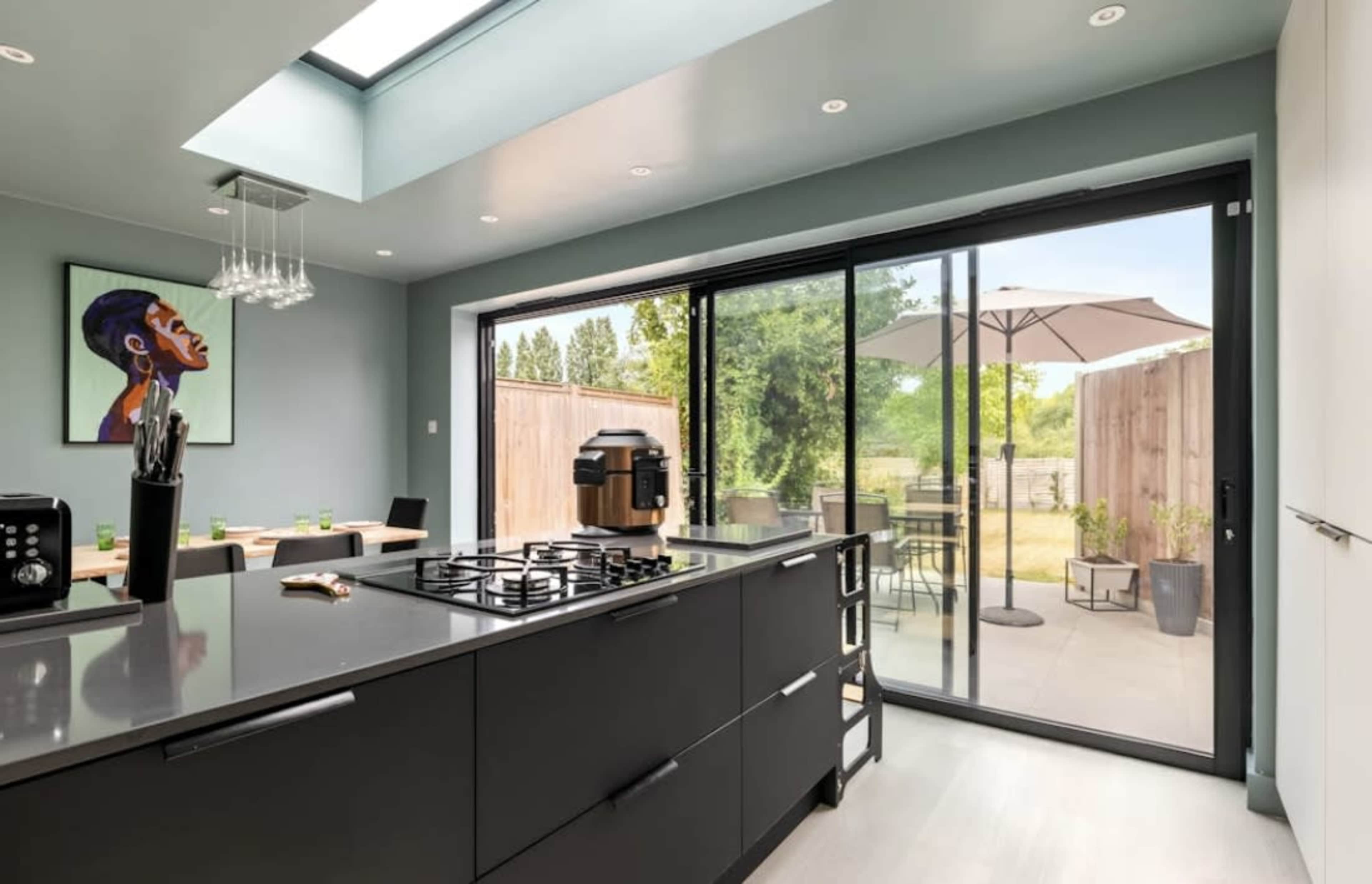 Modern Stylish Large Family Home with Large Garden Image in London, London, ENG