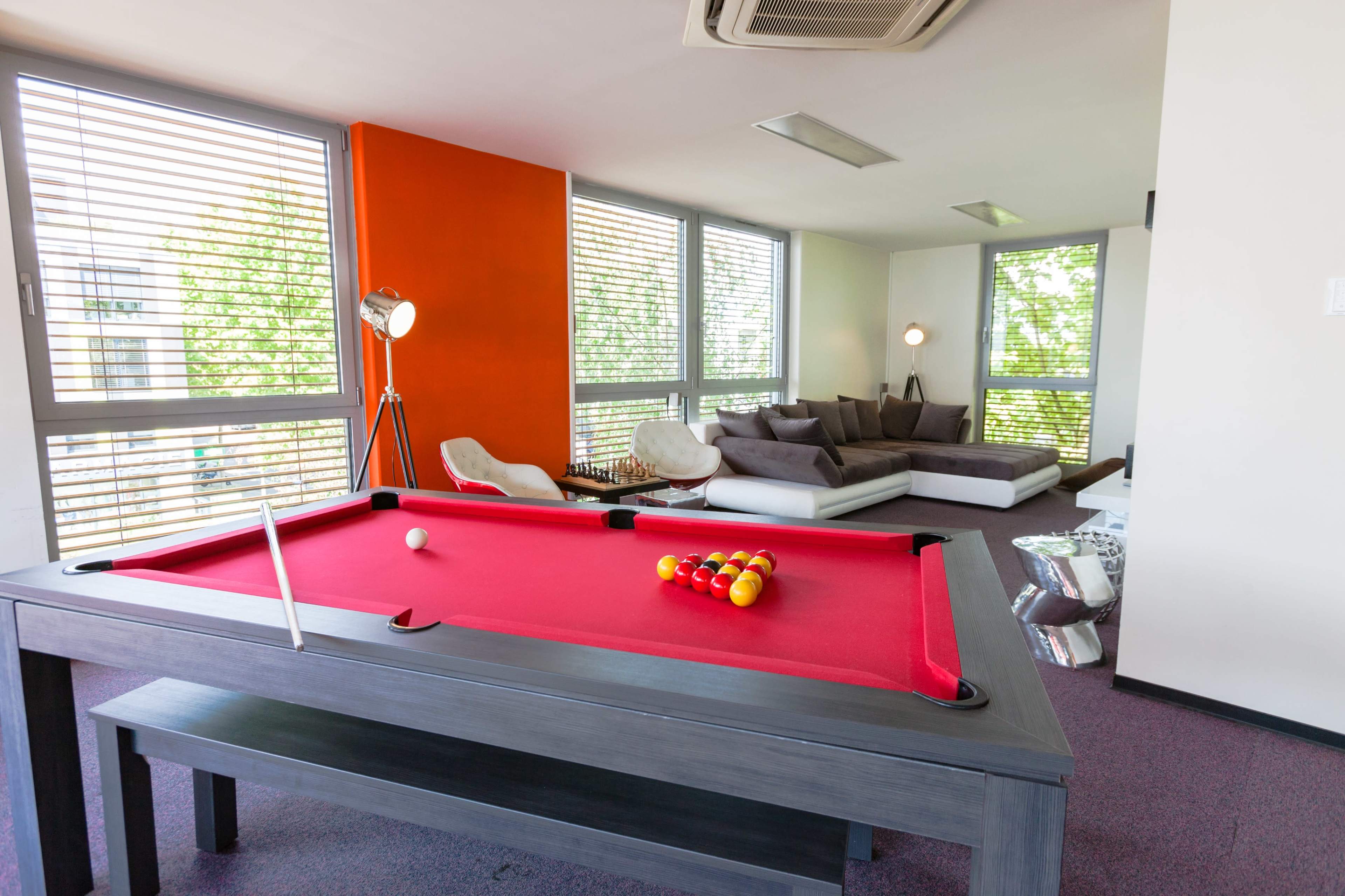 Loft chaleureux aux divers espaces : professionnel, réception, détente et loisir Image dans Polygone, Strasbourg, 