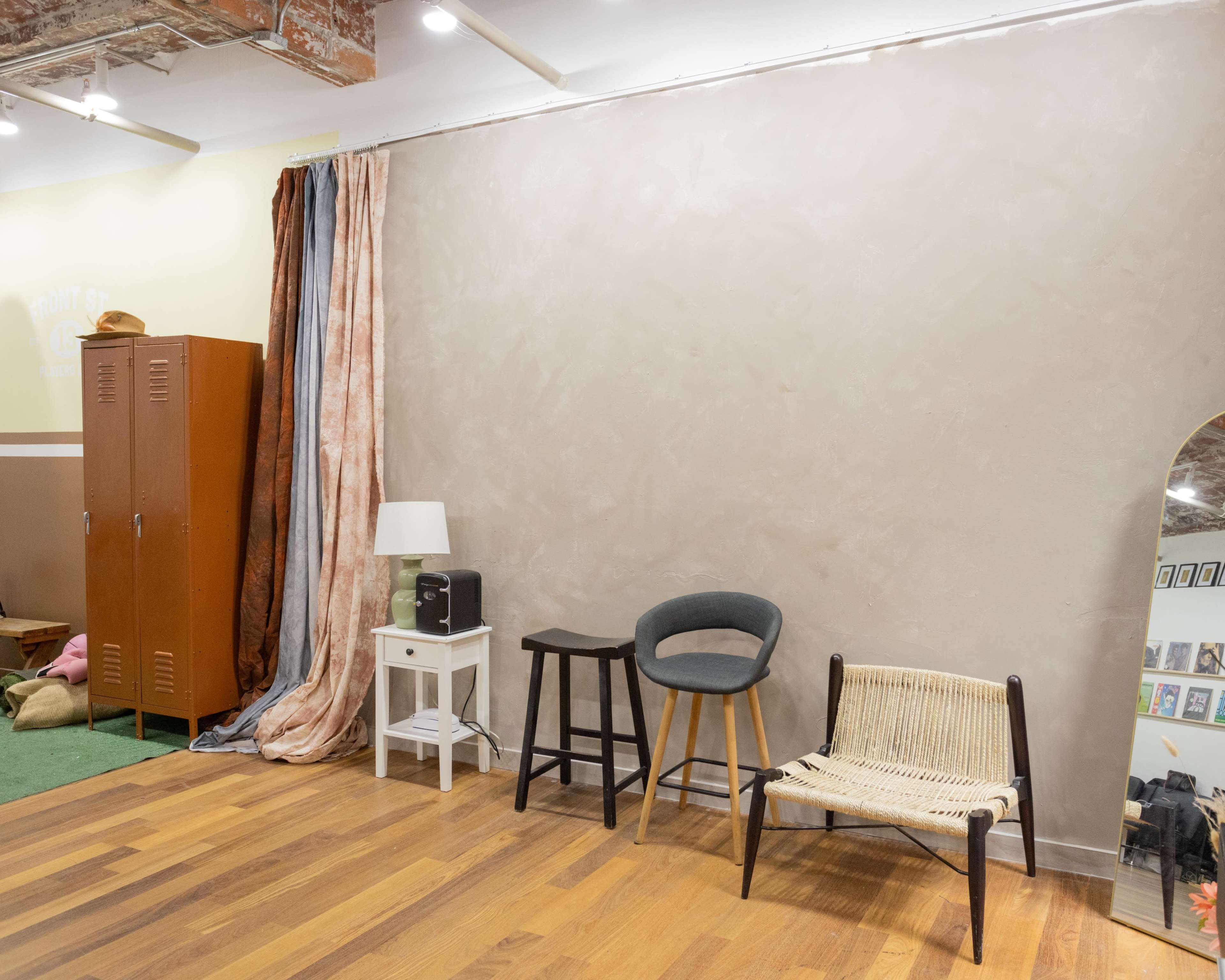 Dumbo Studio: Multi Set, Muslin Background, Brooklyn Bridge Nearby, Full Equipment Image in Dumbo, Brooklyn, NY