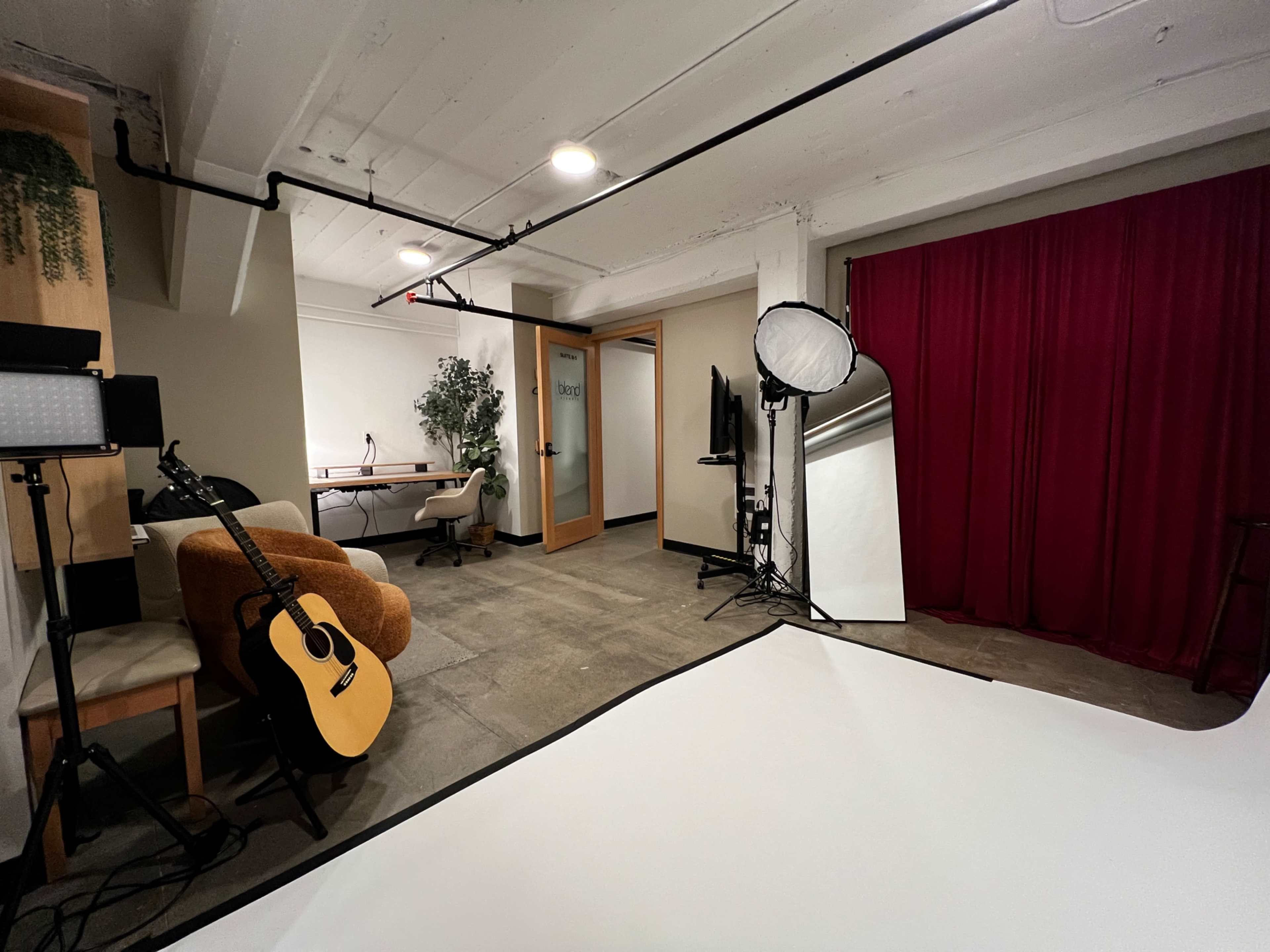 “Modern Content Studio w/ Lighting, Seamless Backdrops & Props – Perfect for Photo + Video Image in Oregon City, Oregon City, OR