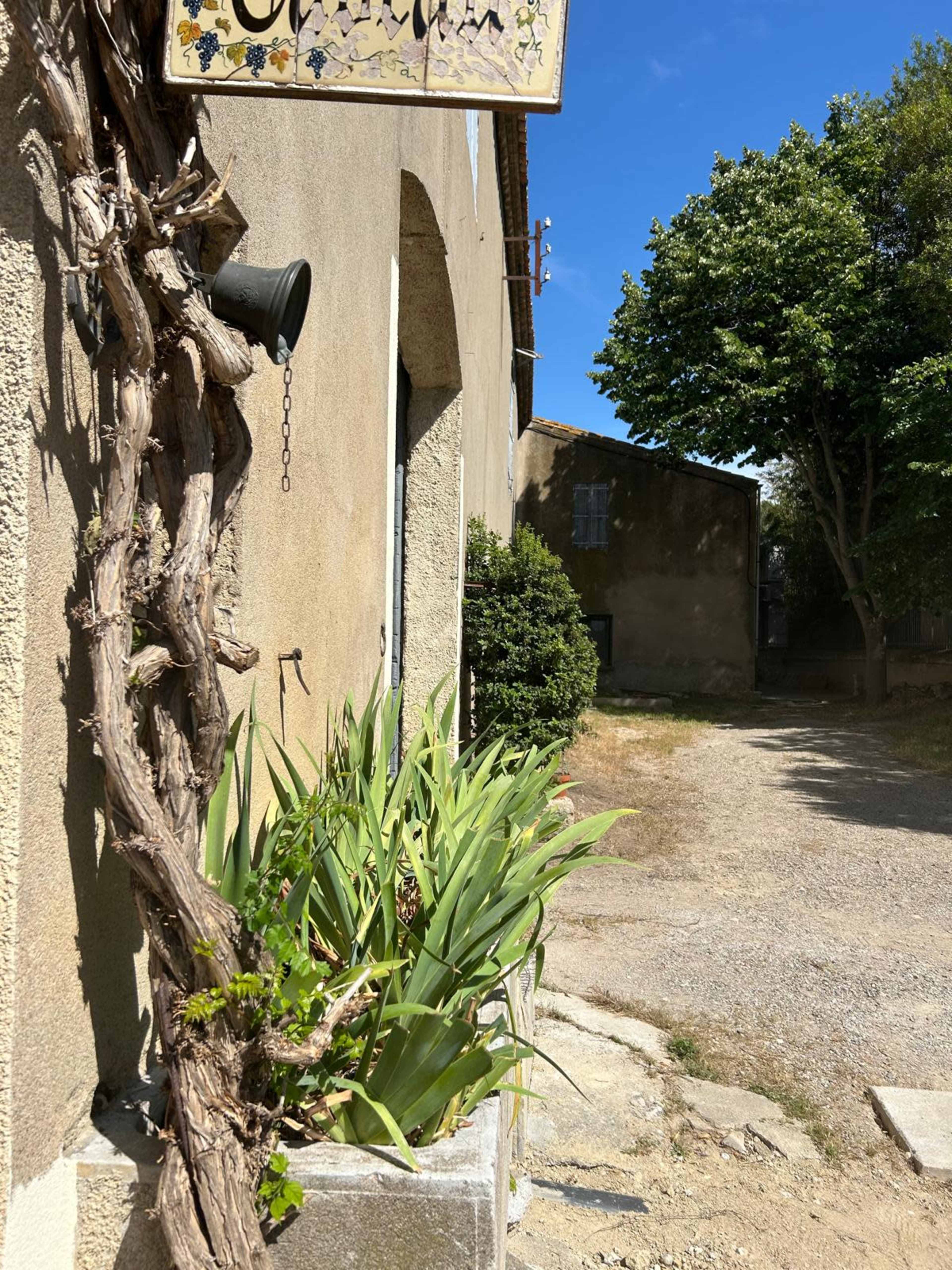 Un lieu avec des vues incroyables pour vos productions médias Image in , NISSAN LEZ ENSERUNE