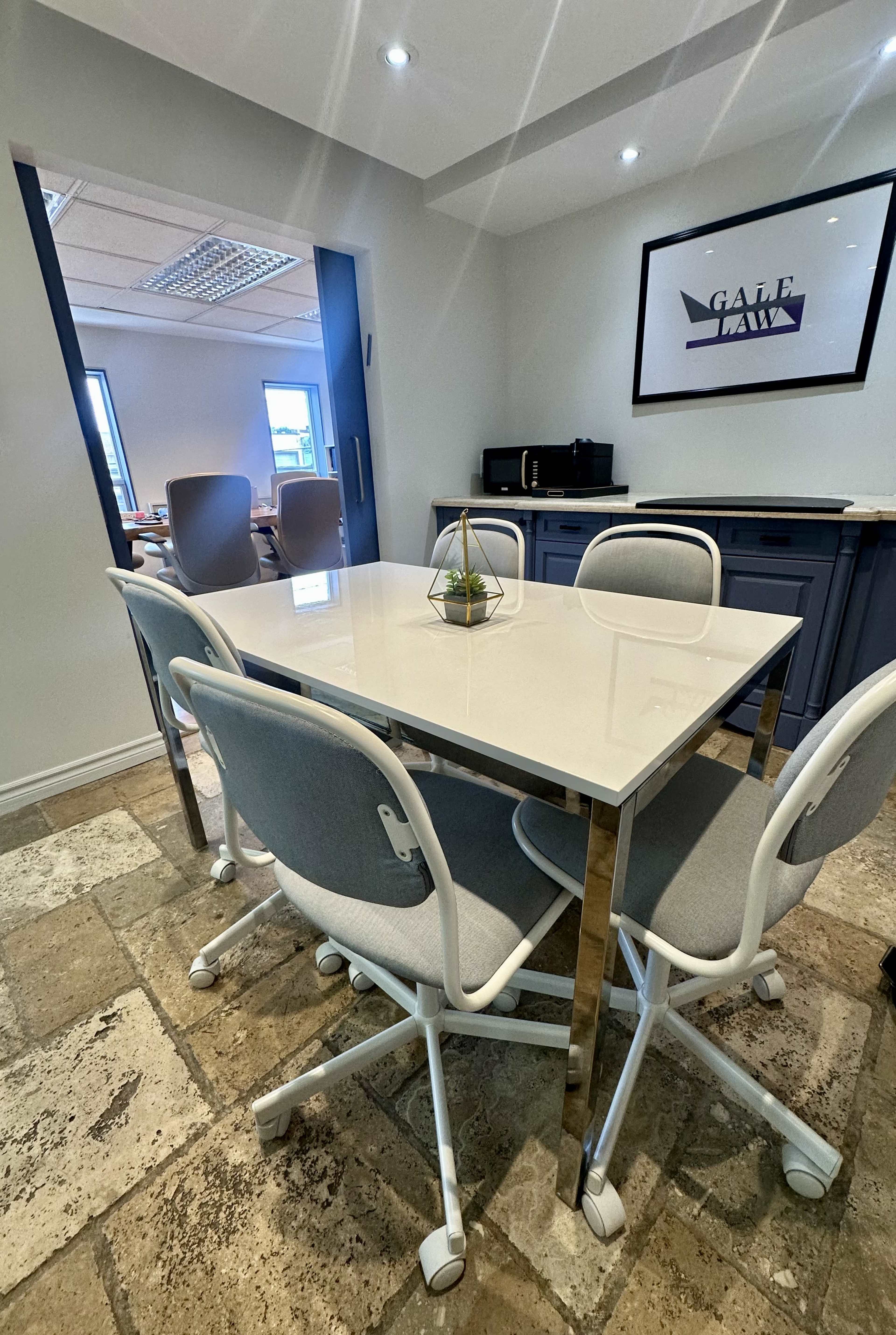 Urban midtown office space that can be used for meetings, making calls or filming Image in Englemount-Lawrence, Toronto, ON