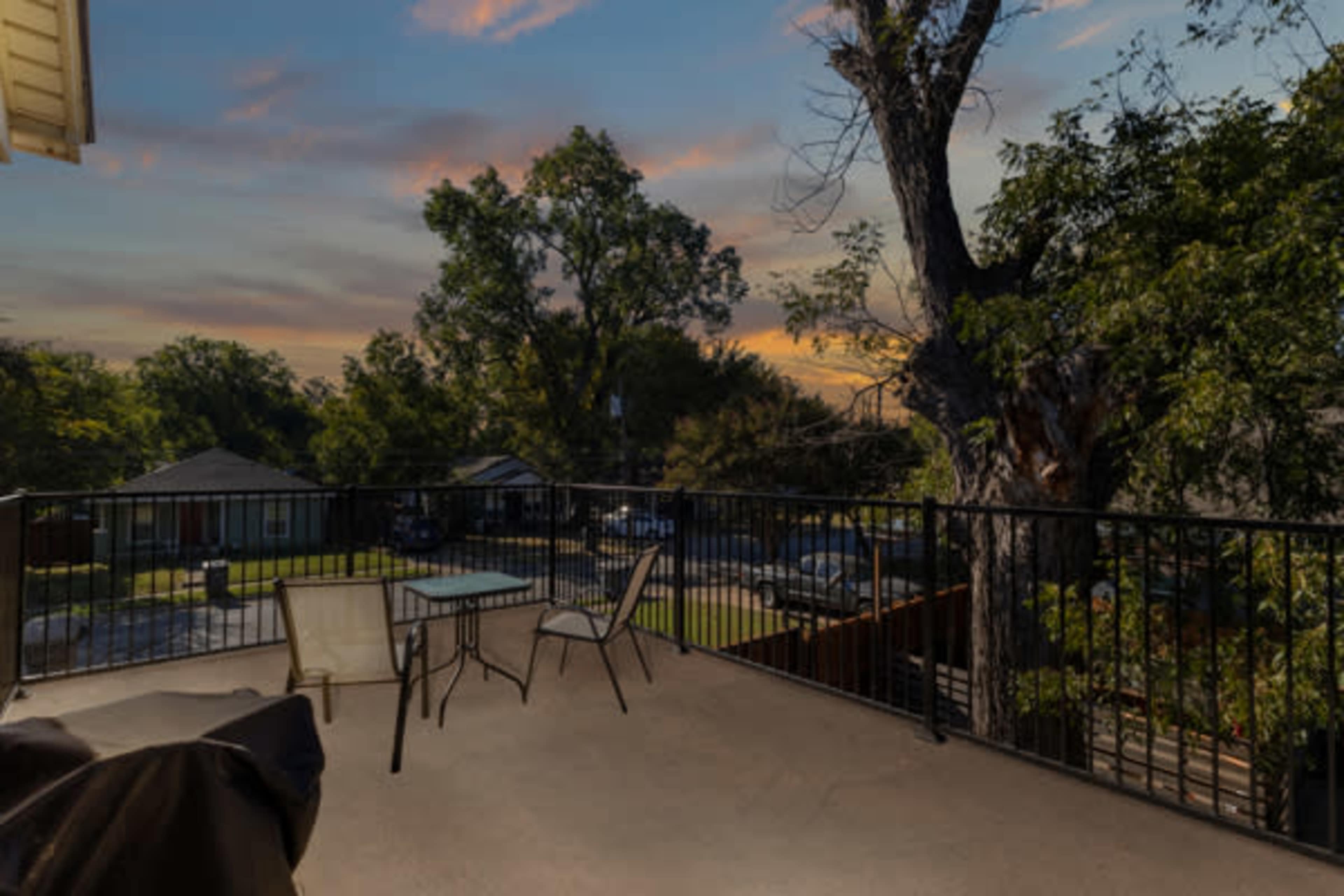 5BR Urban Oasis near Downtown Dallas with conference table and balcony Image in South Dallas, Dallas, TX