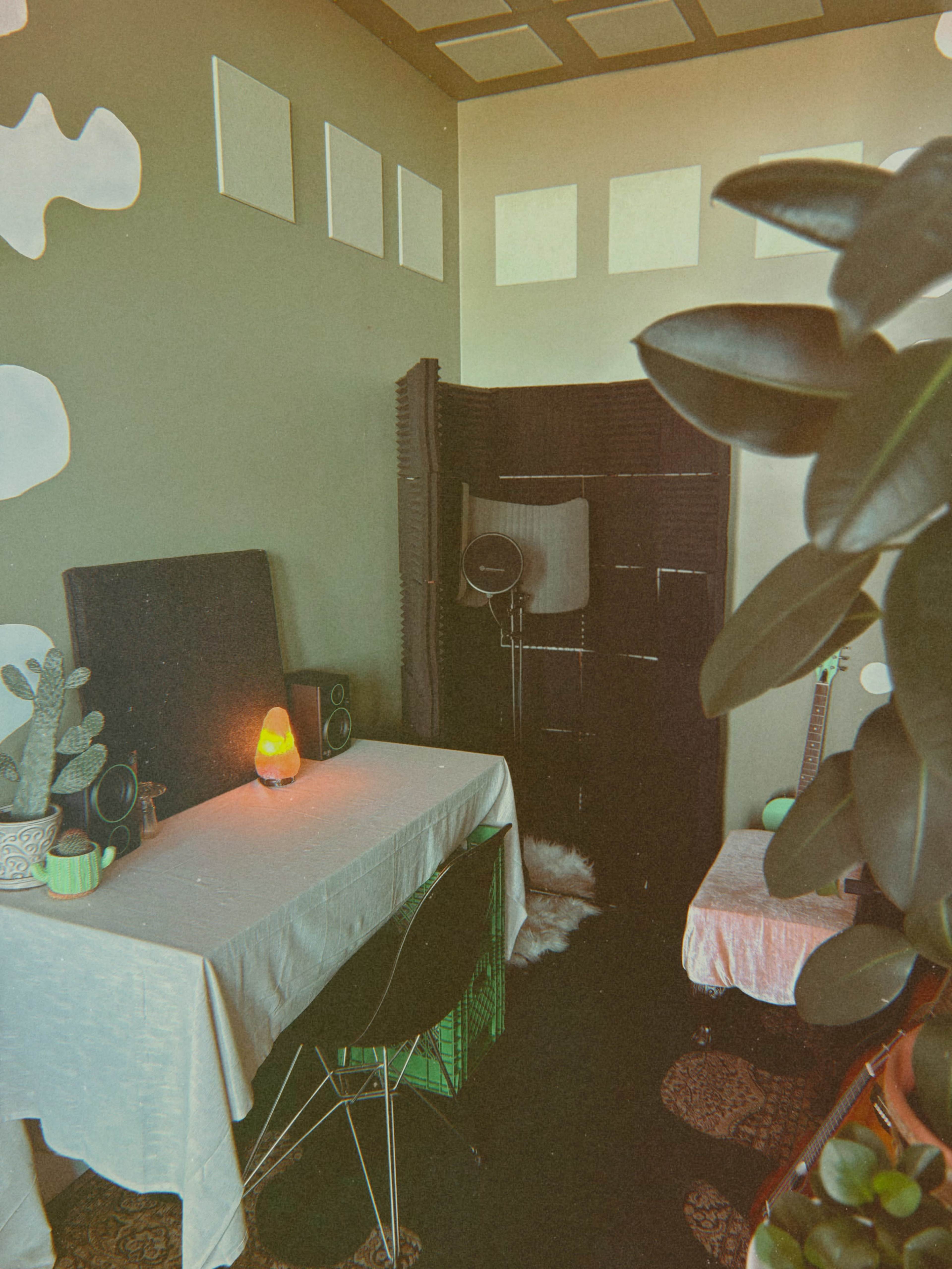 Boutique Daylight Studio with Cozy Atmosphere Image in South Riverdale, Toronto, ON