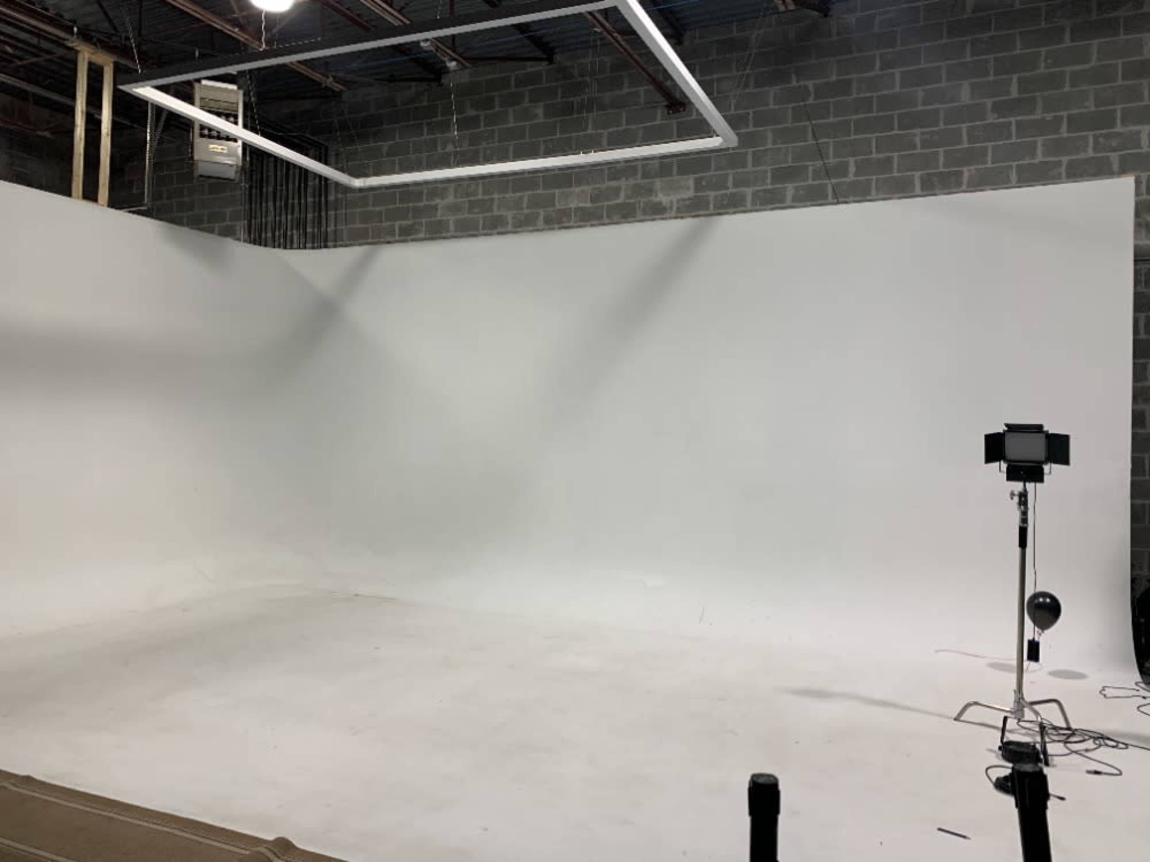 Infinity Wall (30ft x 15ft) With Overhead Light