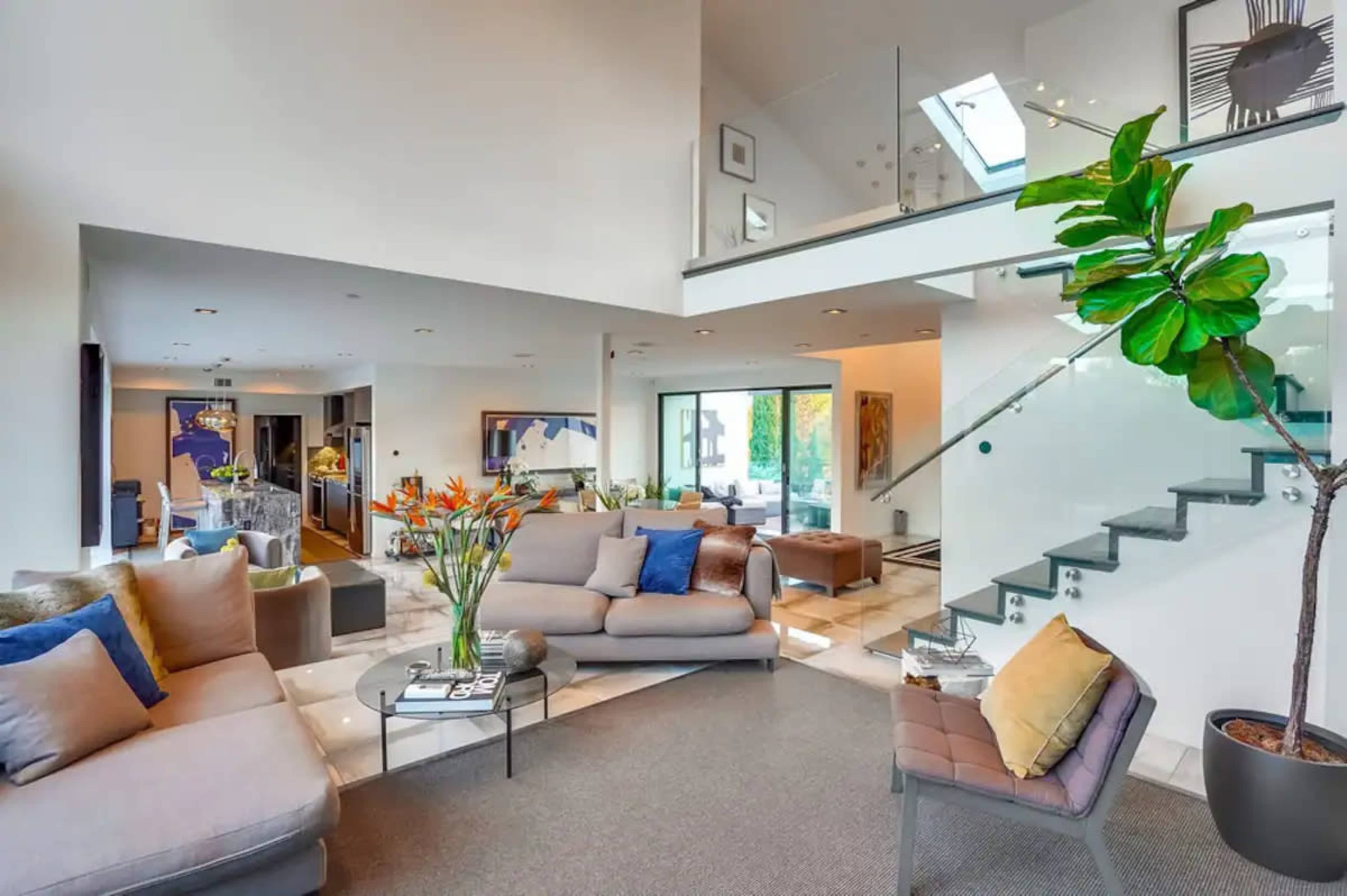 TROY HILL MODERN LUXE IN THE HILLS Image in Hollywood Hills, Los Angeles, CA