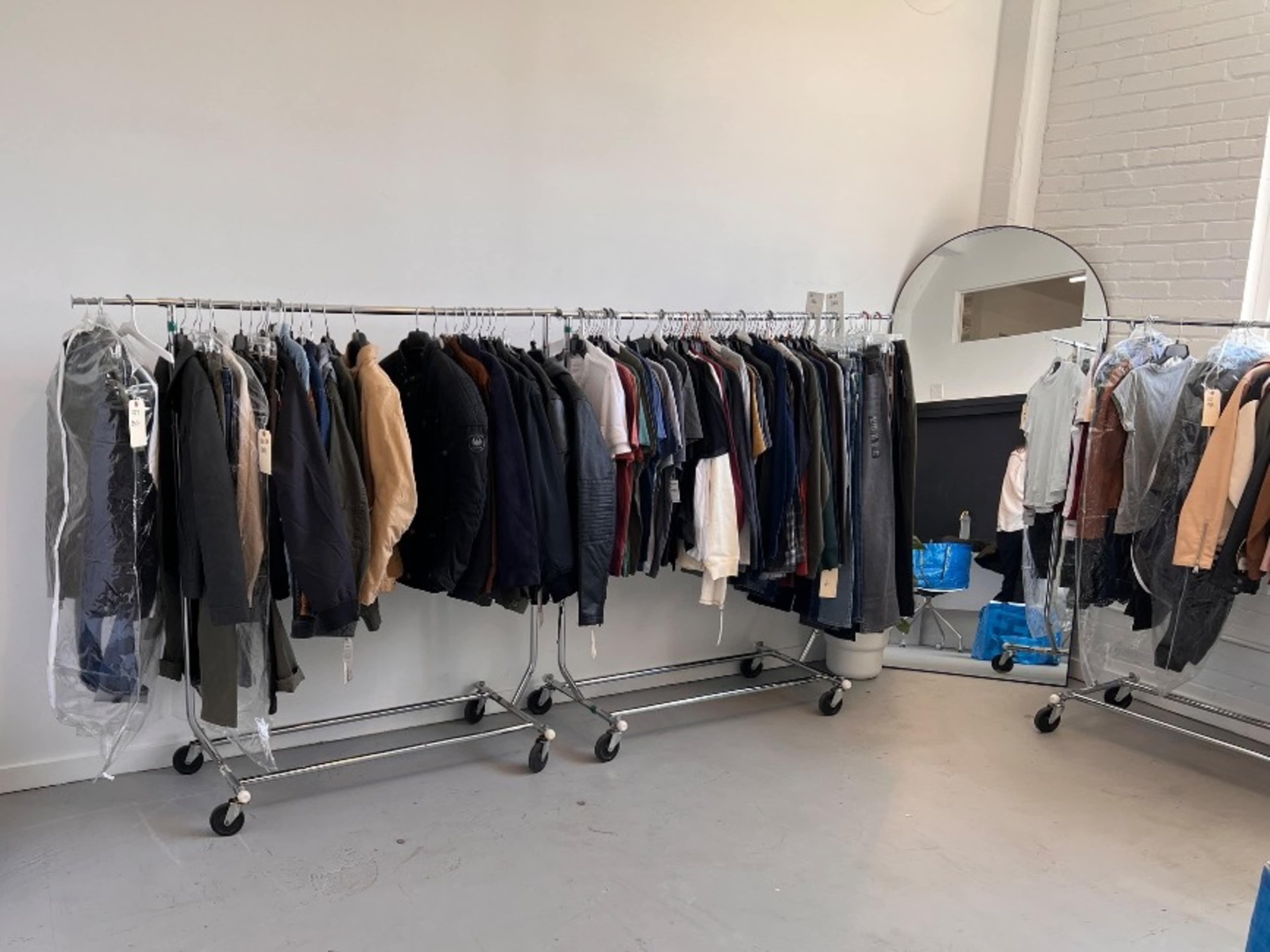 Additional fitting room w/ private dressing rooms